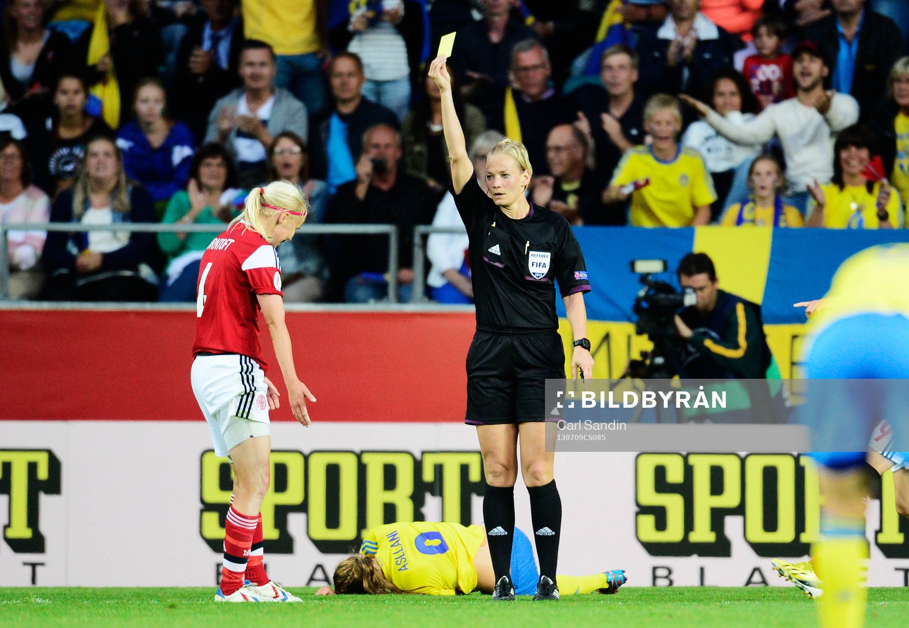 Danmarks Christina Örntoft (Ørntoft)  får gult kort efter att ha dragit ner Sveriges Kosovare Asllani med straff som följd i matchen mellan Sverige och Danmark under dam-EM i fotboll 9 juli 2013 i Göteborg.