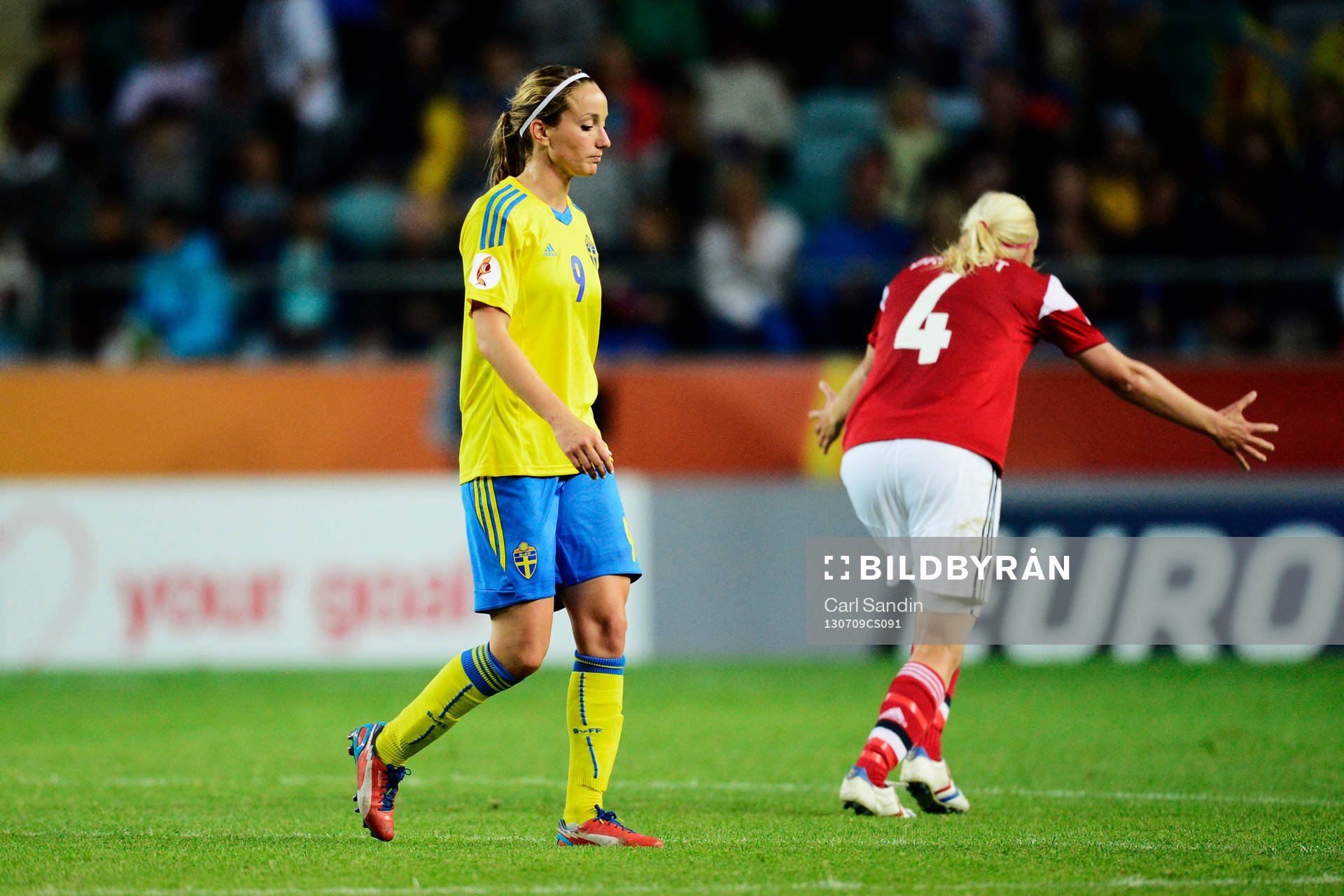 Sveriges Kosovare Asllani deppar och Danmarks Christina