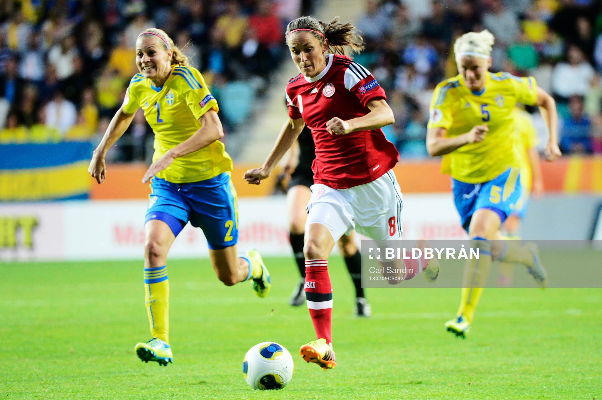 Sveriges Charlotte Rohlin Nilla Fischer och Danmarks Julie Rydahl Bukh i matchen mellan Sverige och Danmark under dam-EM i fotboll 9 juli 2013 i Göteborg.