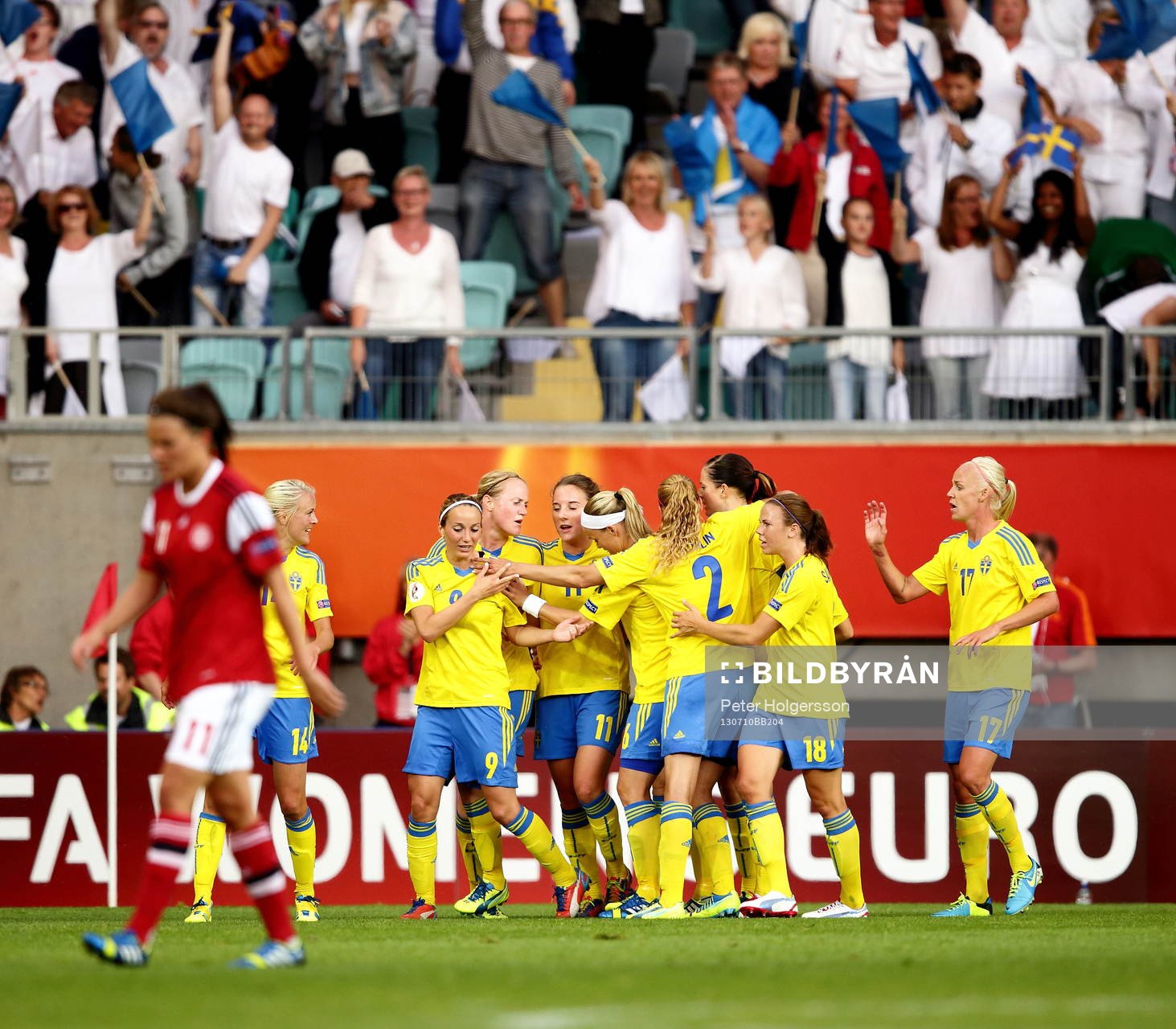 Jubel efter mål 1-1 av Sveriges Nilla Fischer i matchen mellan Sverige och Danmark under dam-EM i fotboll den 10 juli 2013 i Göteborg. 