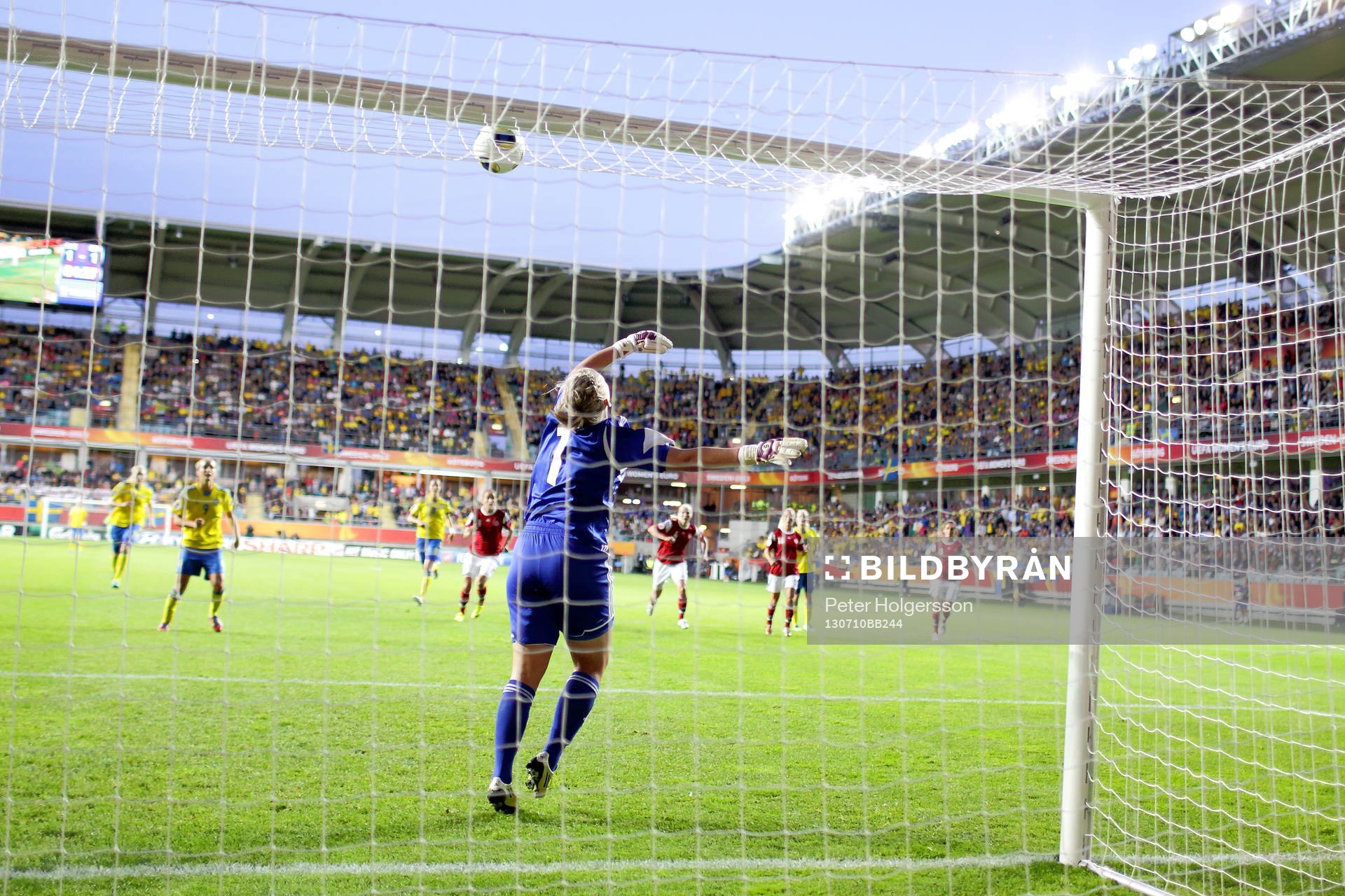 Sveriges Kosovare Asllani  missar straff som Danmarks