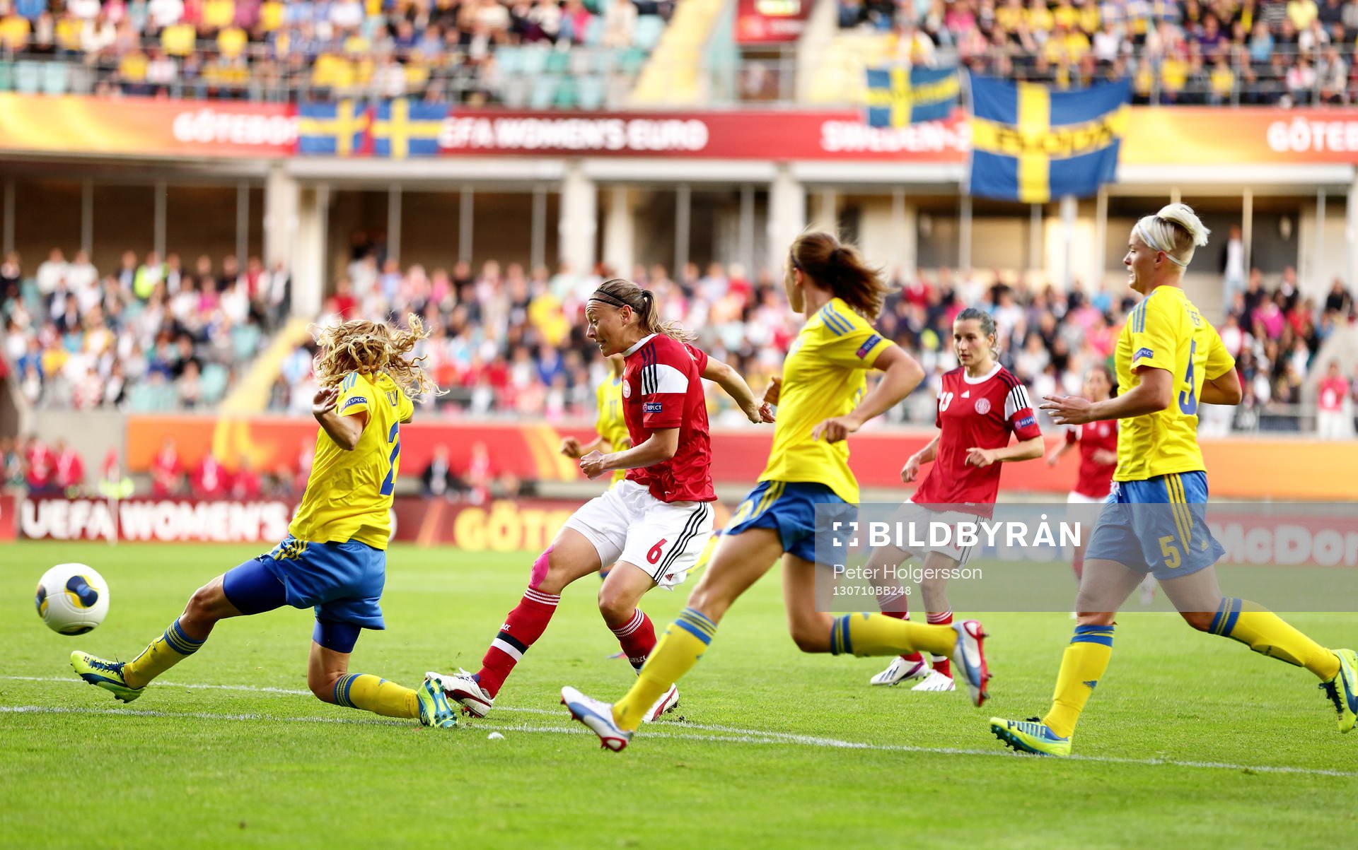 Danmarks Mariann Knudsen nära att göra 2-0 i matchen