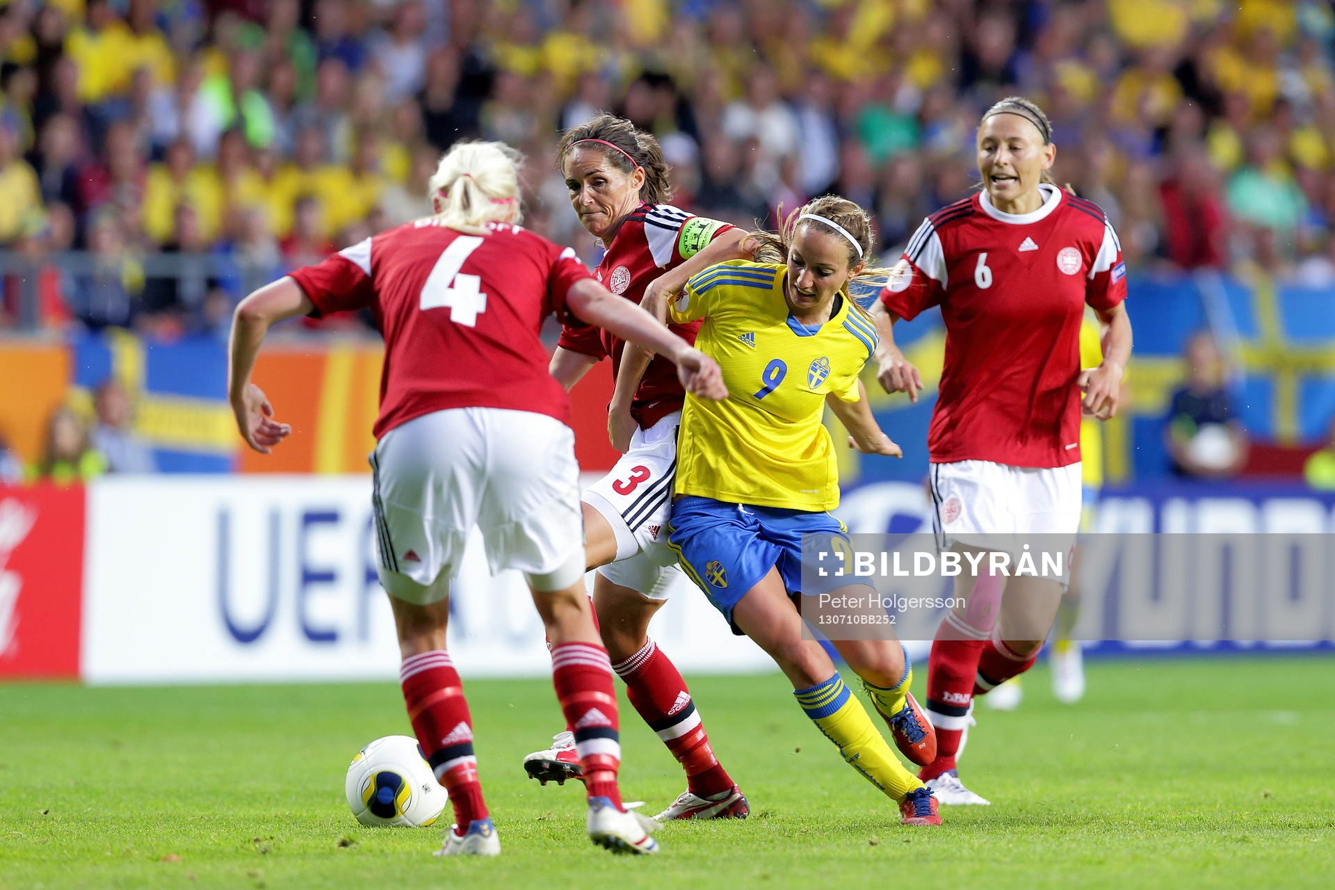 Sveriges Kosovare Asllani mellan Danmarks Christina