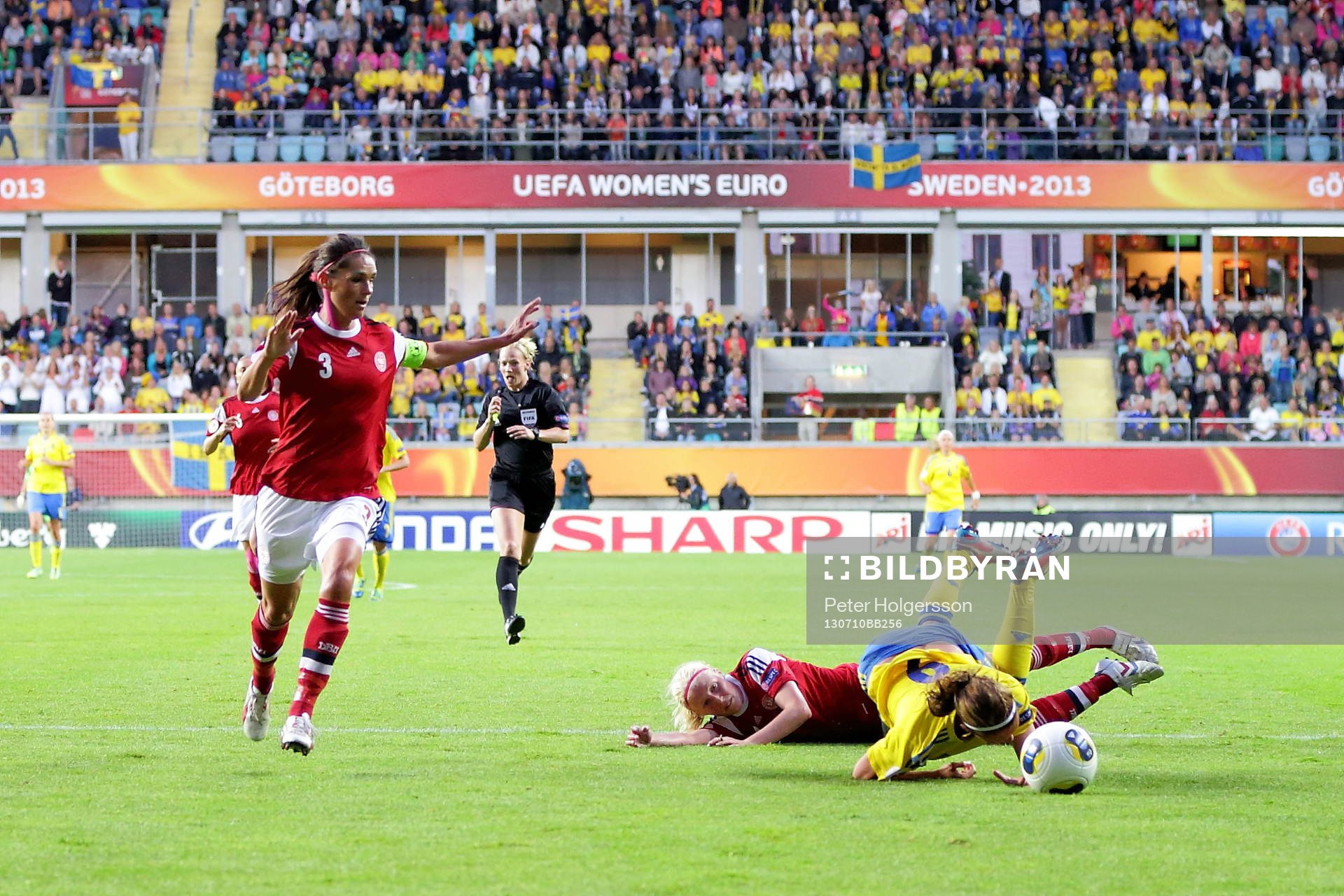 Sveriges Kosovare Asllani fälls intill Danmarks Katrine