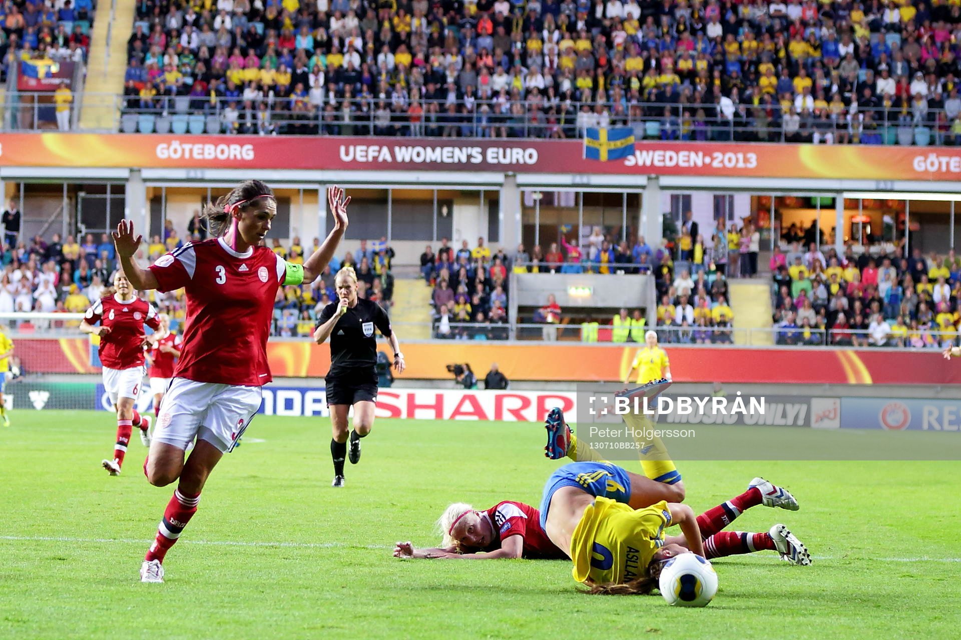 Sveriges Kosovare Asllani fälls intill Danmarks Katrine