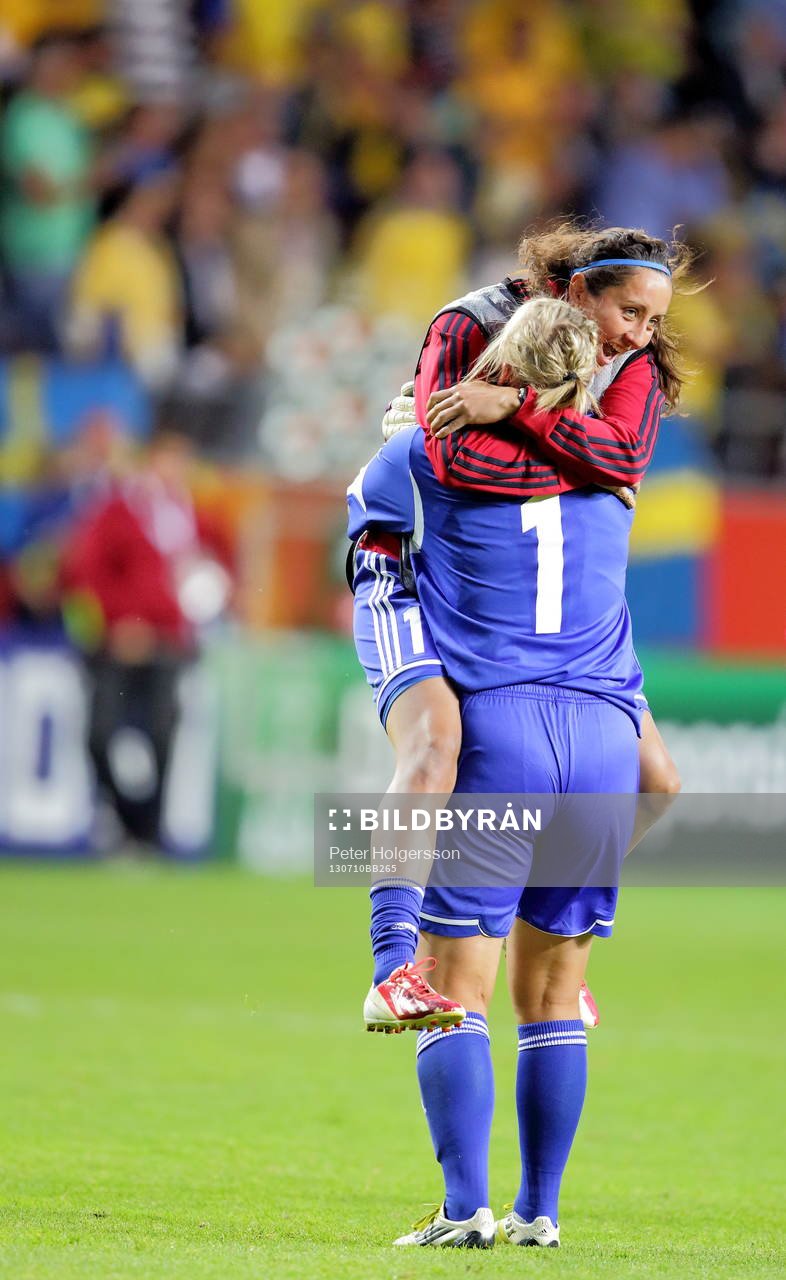 Danmarks målvakt Stina Petersen tackas i matchen mellan Sverige och Danmark under dam-EM i fotboll den 10 juli 2013 i Göteborg. 