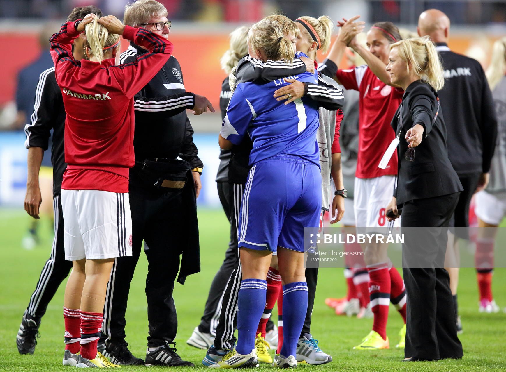 Danmarks målvakt Stina Petersen tackas i matchen mellan
