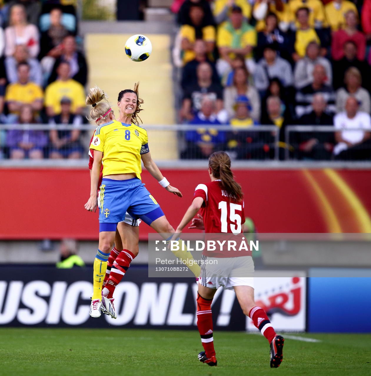 Nickduell med Sveriges Lotta Schelin i matchen mellan Sverige och Danmark under dam-EM i fotboll den 10 juli 2013 i Göteborg. 
