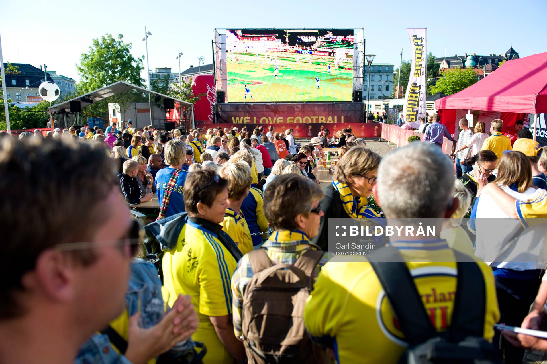 Folk samlas vid Fan Zone i Göteborg