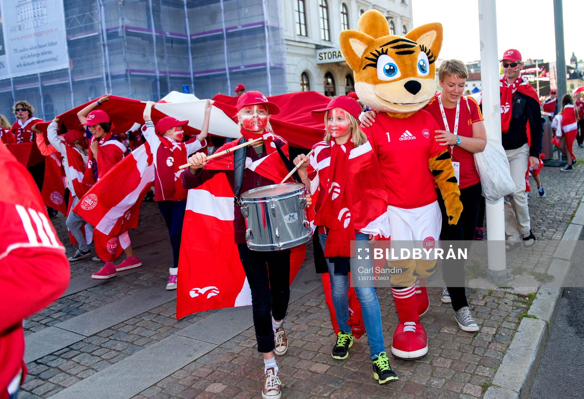 Danska supportrar tågar mot arenan innan matchen mellan