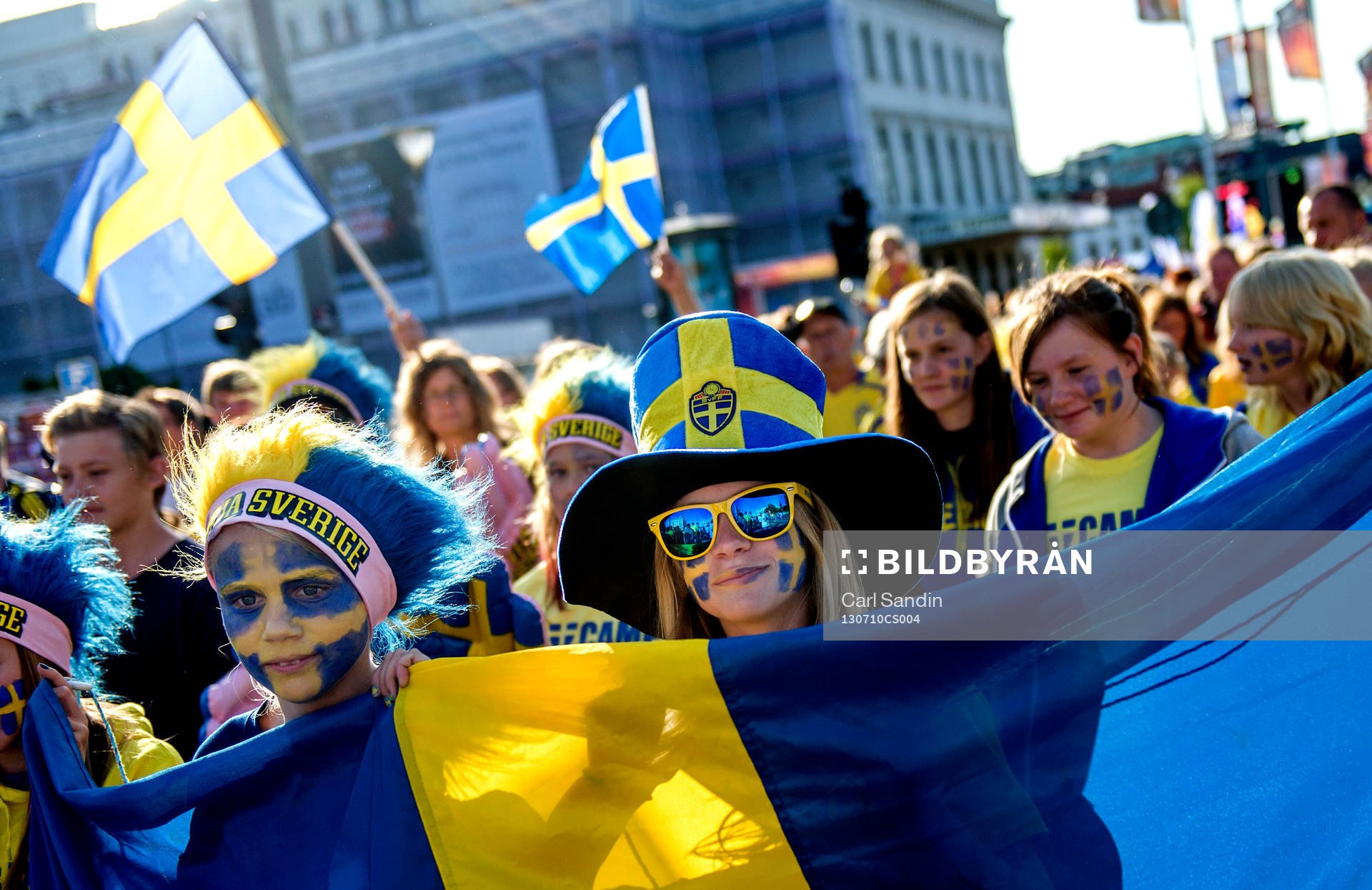 Supportrar från Camp Sweden tågar mot arenan innan
