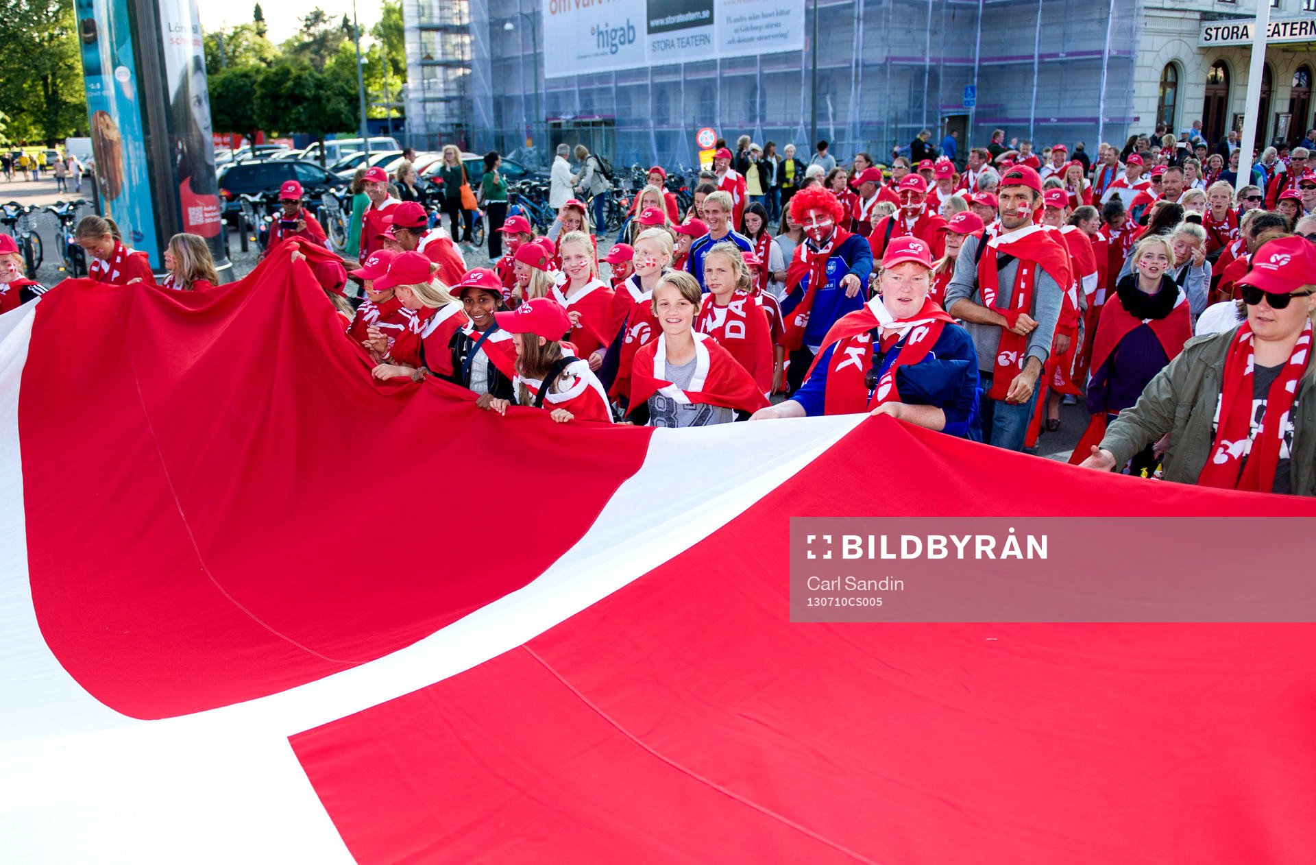 Danska supportrar tågar mot arenan innan matchen mellan