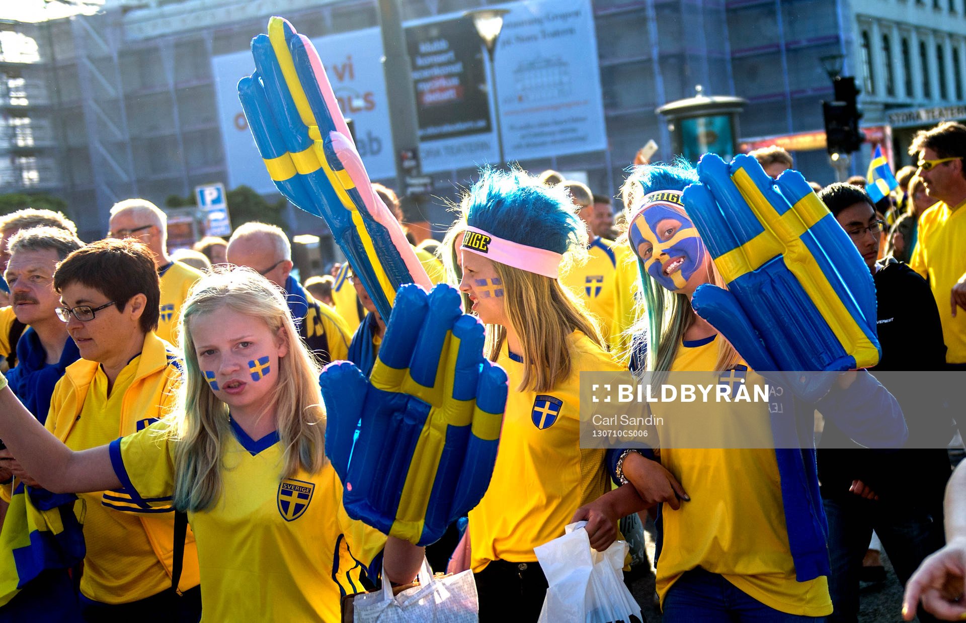 Supportrar från Camp Sweden tågar mot arenan innan
