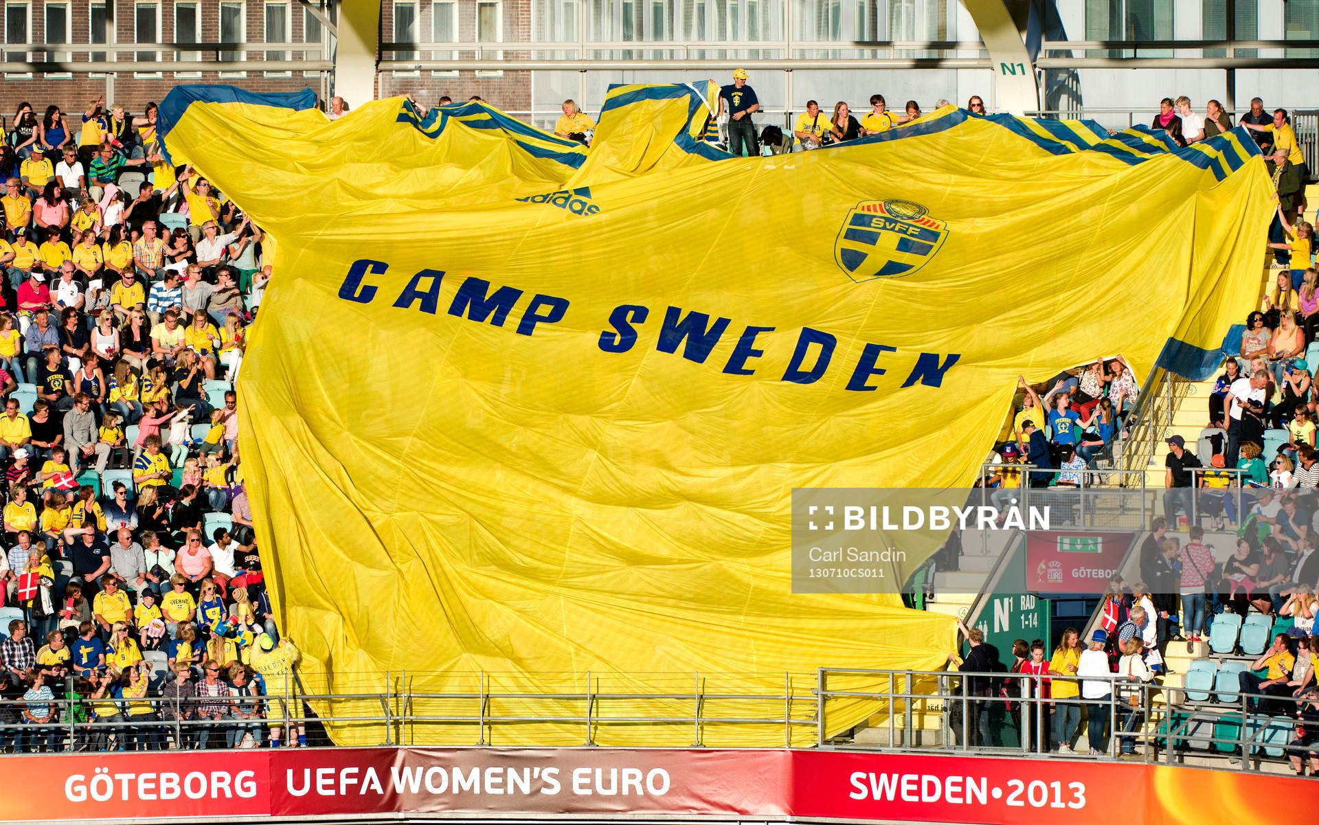 Camp Swedens matchtröja vandrar runt på läktaren i