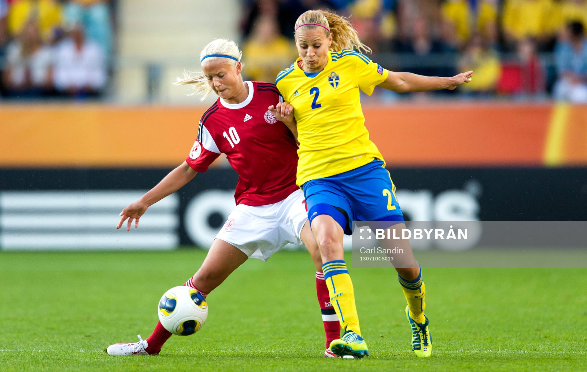 Närkamp mellan Danmarks Pernille Harder och Sveriges Charlotte Rohlin i matchen mellan Sverige och Danmark under dam-EM i fotboll 10 juli 2013 i Göteborg.