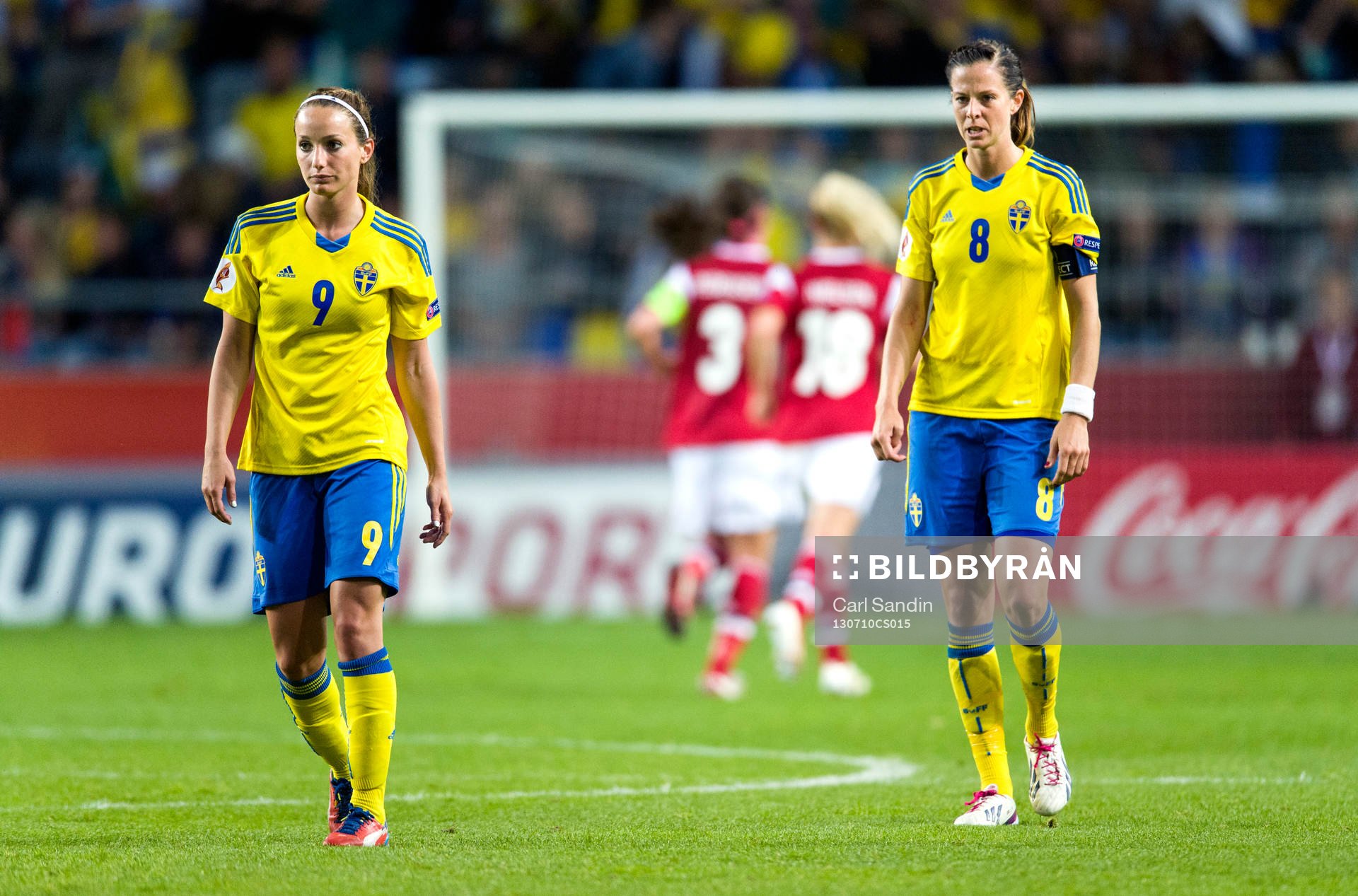 Sveriges Kosovare Asllani och Lotta Schelin deppar