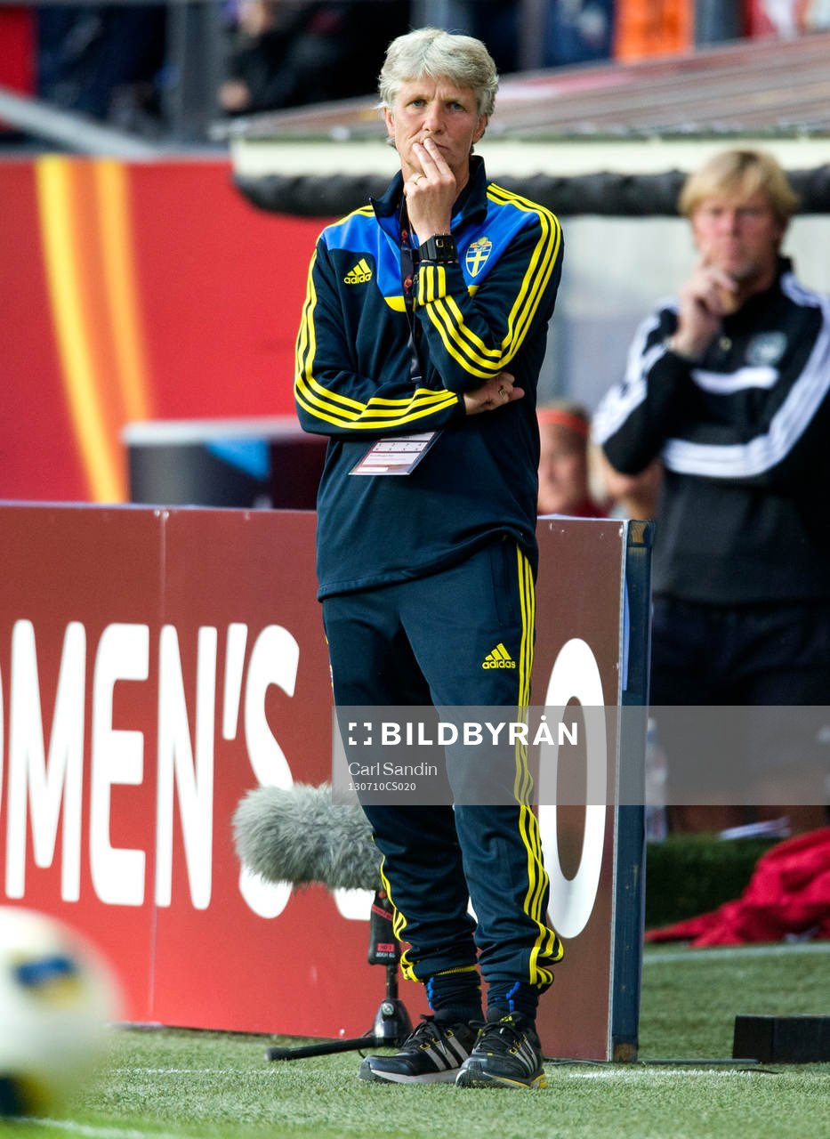 Sveriges förbundskapten Pia Sundhage ser fundersam ut i