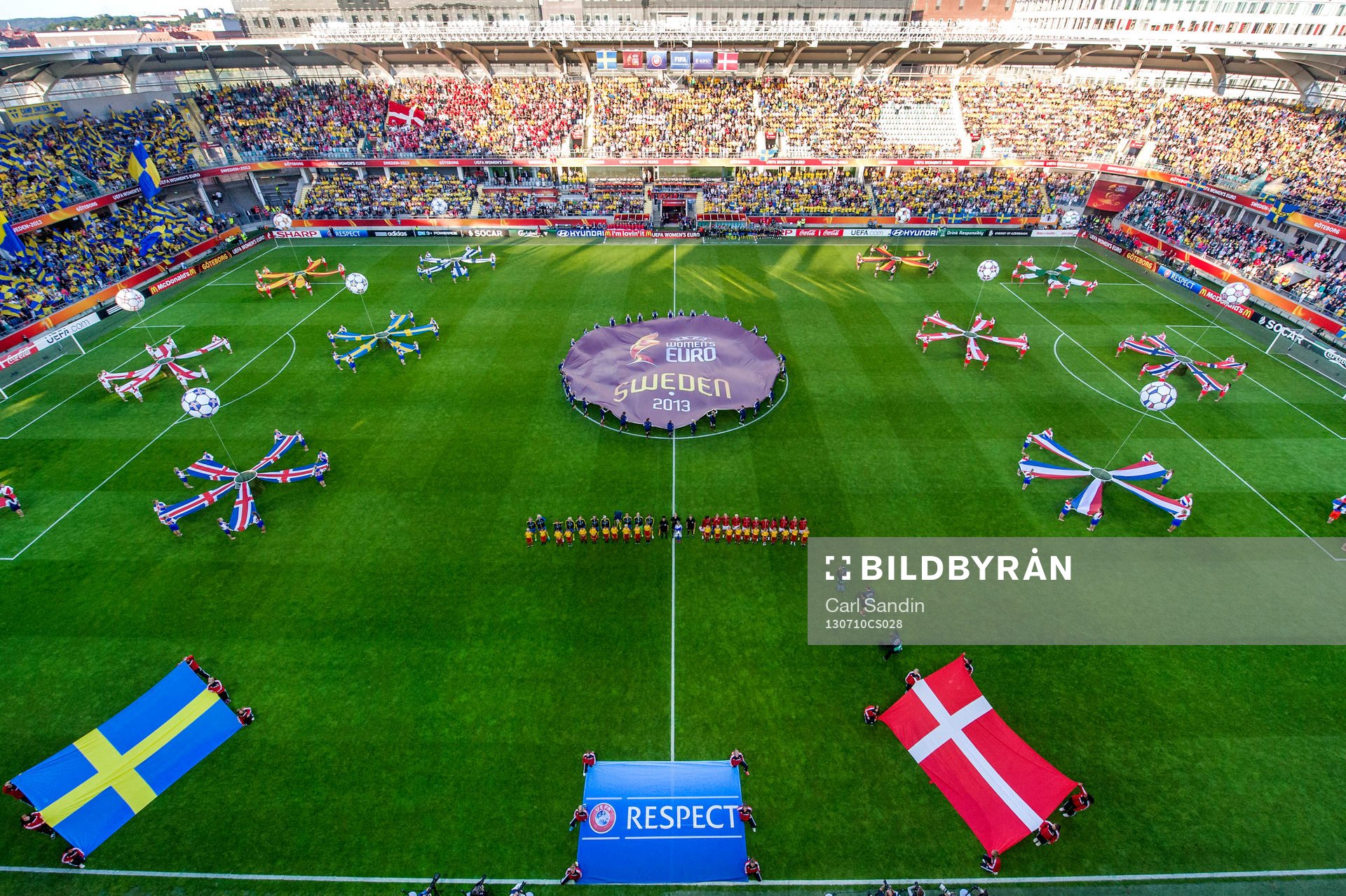 Lagen står uppställda på arenan innan matchen mellan Sverige och Danmark under dam-EM i fotboll 10 juli 2013 i Göteborg.