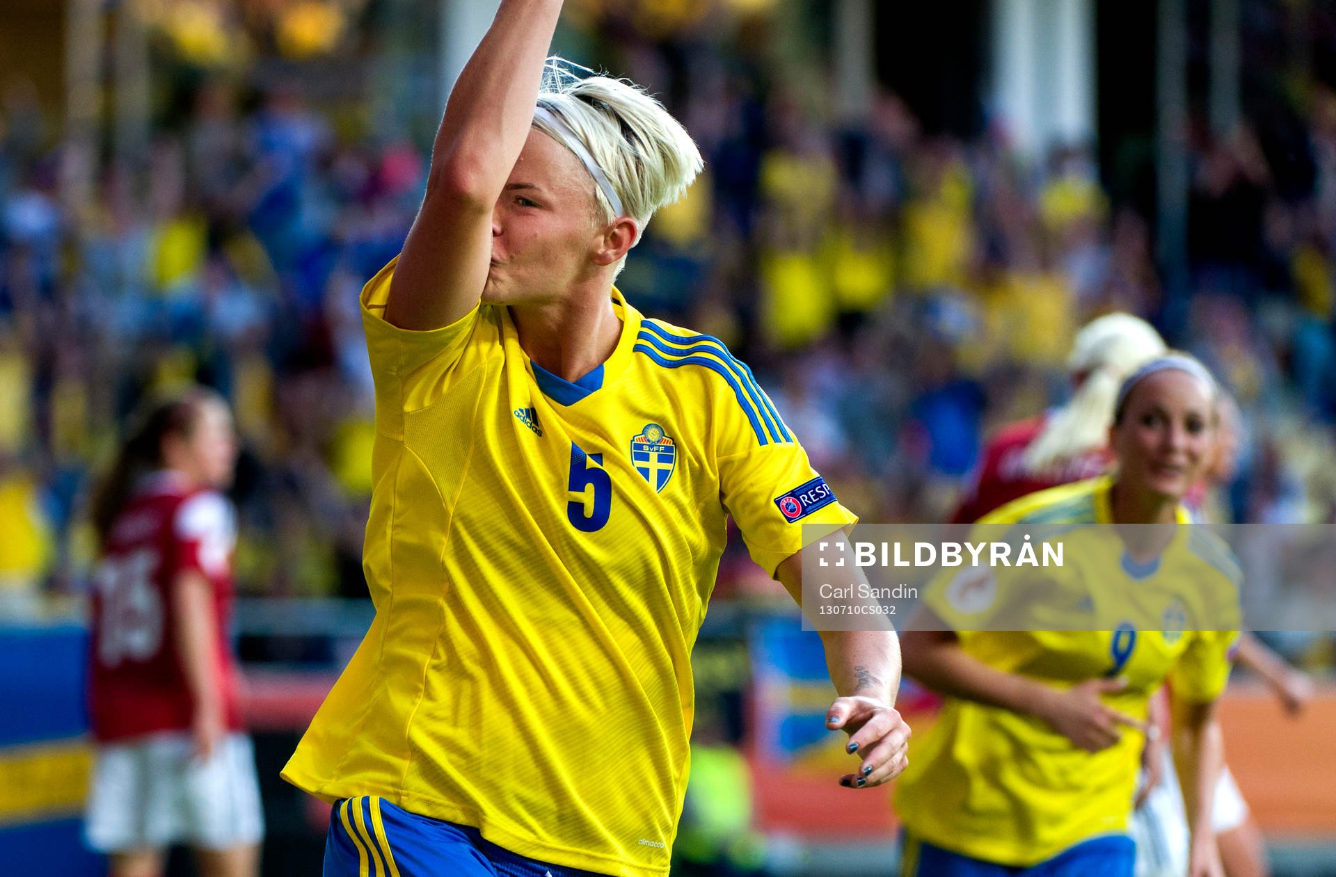 Sveriges Nilla Fischer kysser sin arm