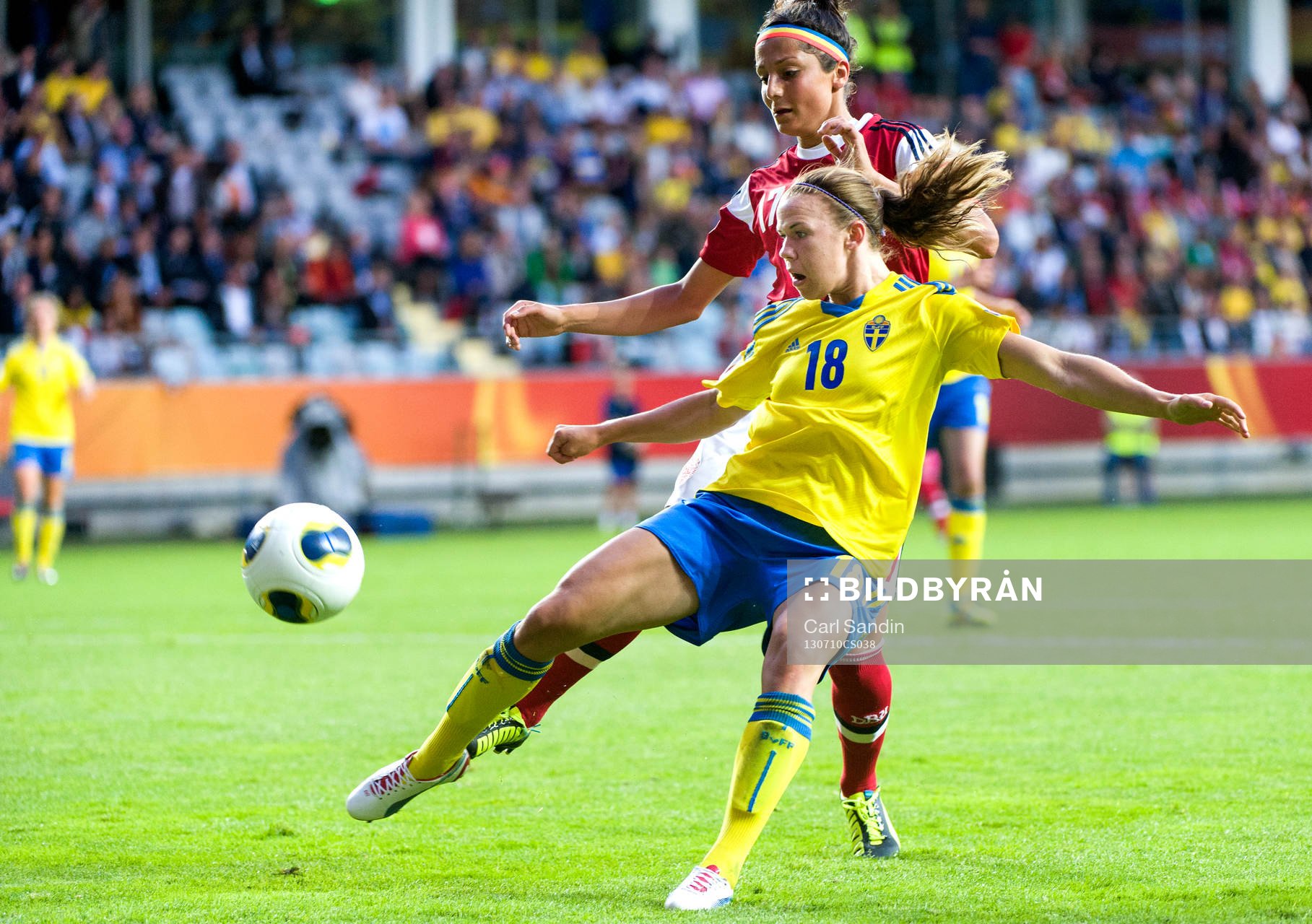 Sveriges Jessica Samuelsson i närkamp med Danmarks Nadia Nadim i matchen mellan Sverige och Danmark under dam-EM i fotboll 10 juli 2013 i Göteborg.