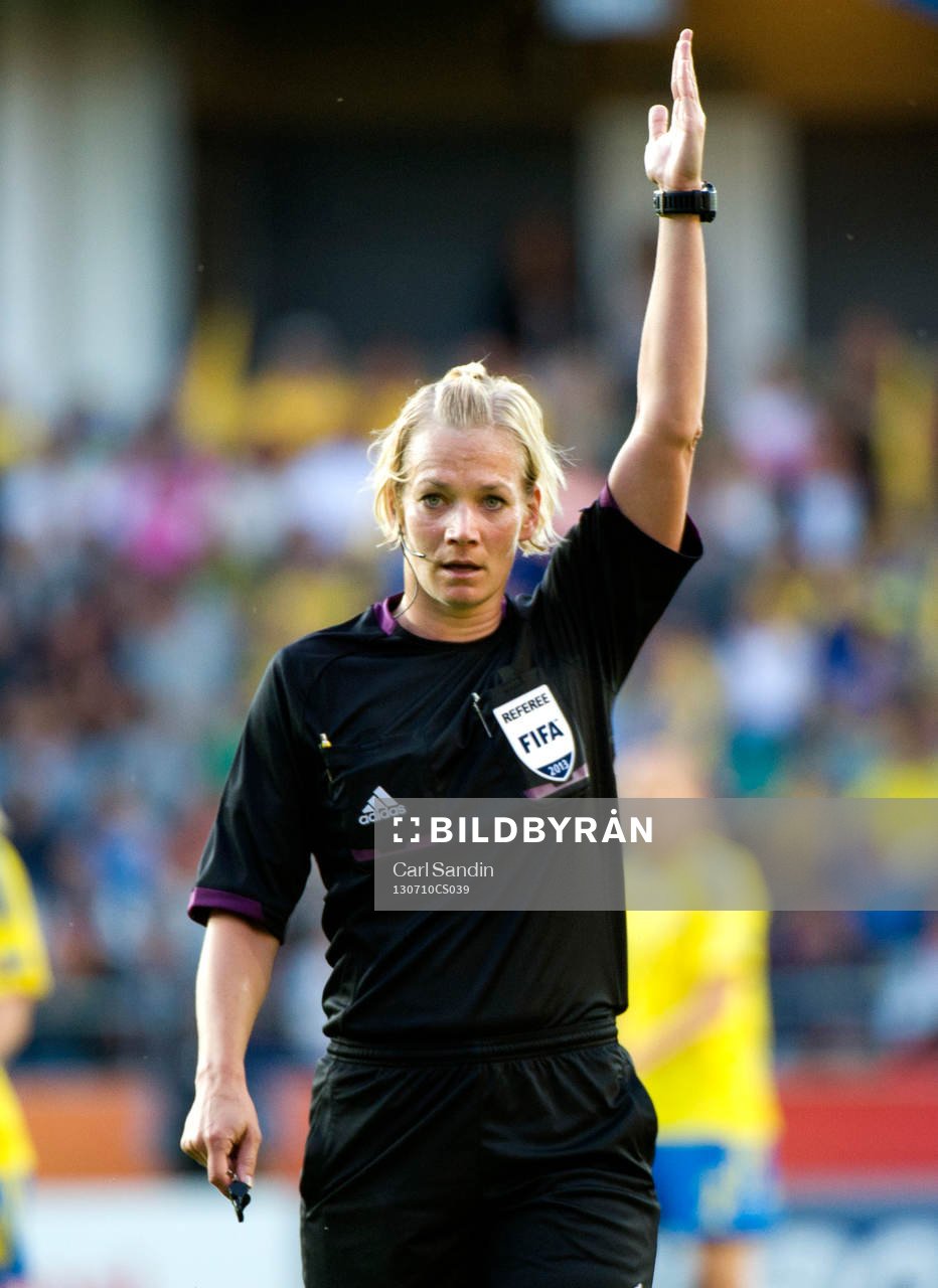 Domare Bibiana Steinhaus ger tecken i matchen mellan