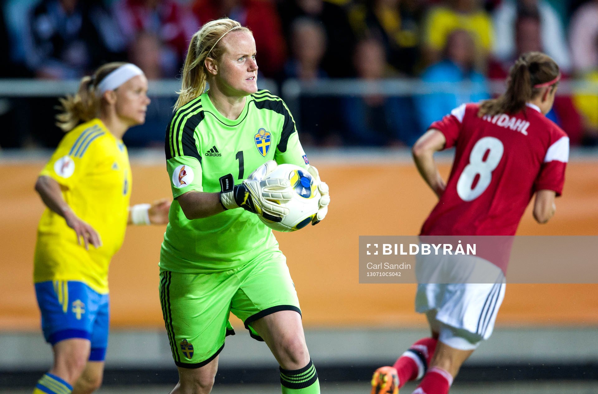 Sveriges målvakt Kristin Hammarström med bollen i