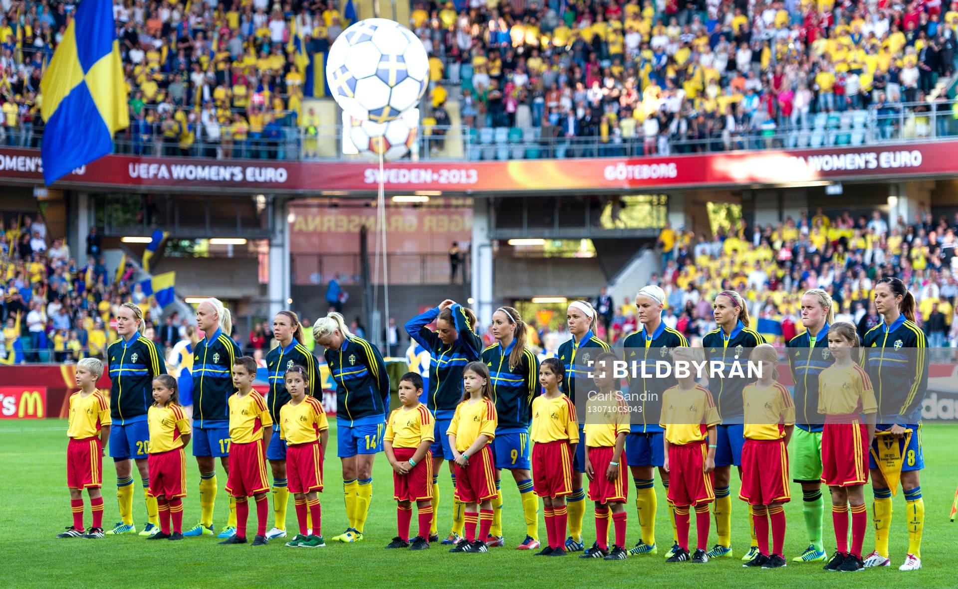 Det svenska laget står uppställda med knattarna innan