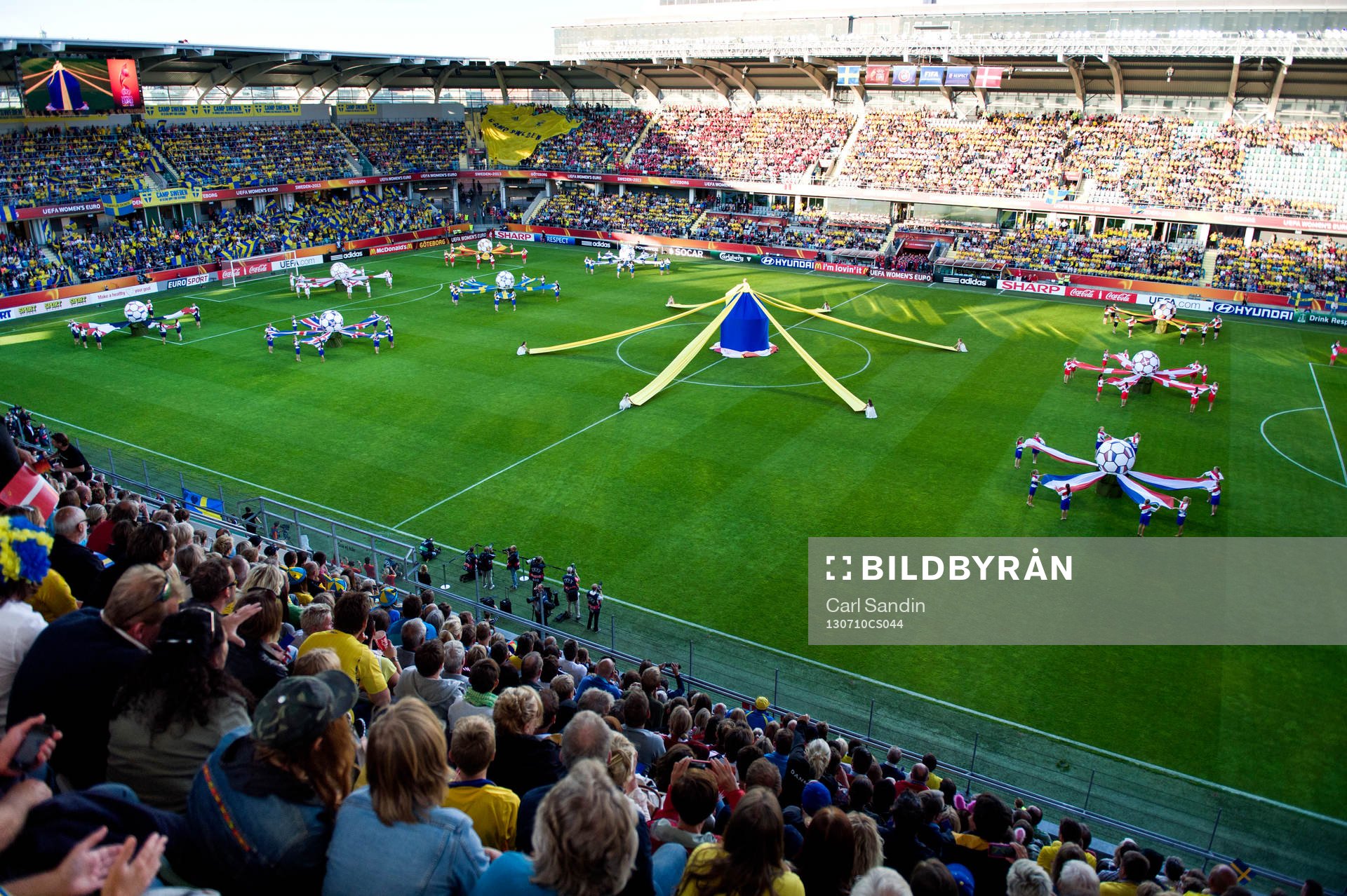 Invigningsceremoni innan matchen mellan Sverige och Danmark