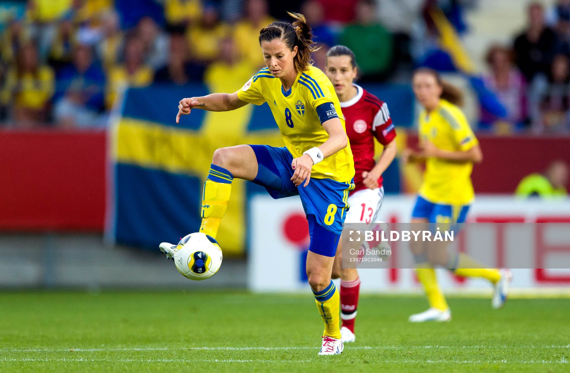 Sveriges Lotta Schelin tar emot bollen i matchen mellan