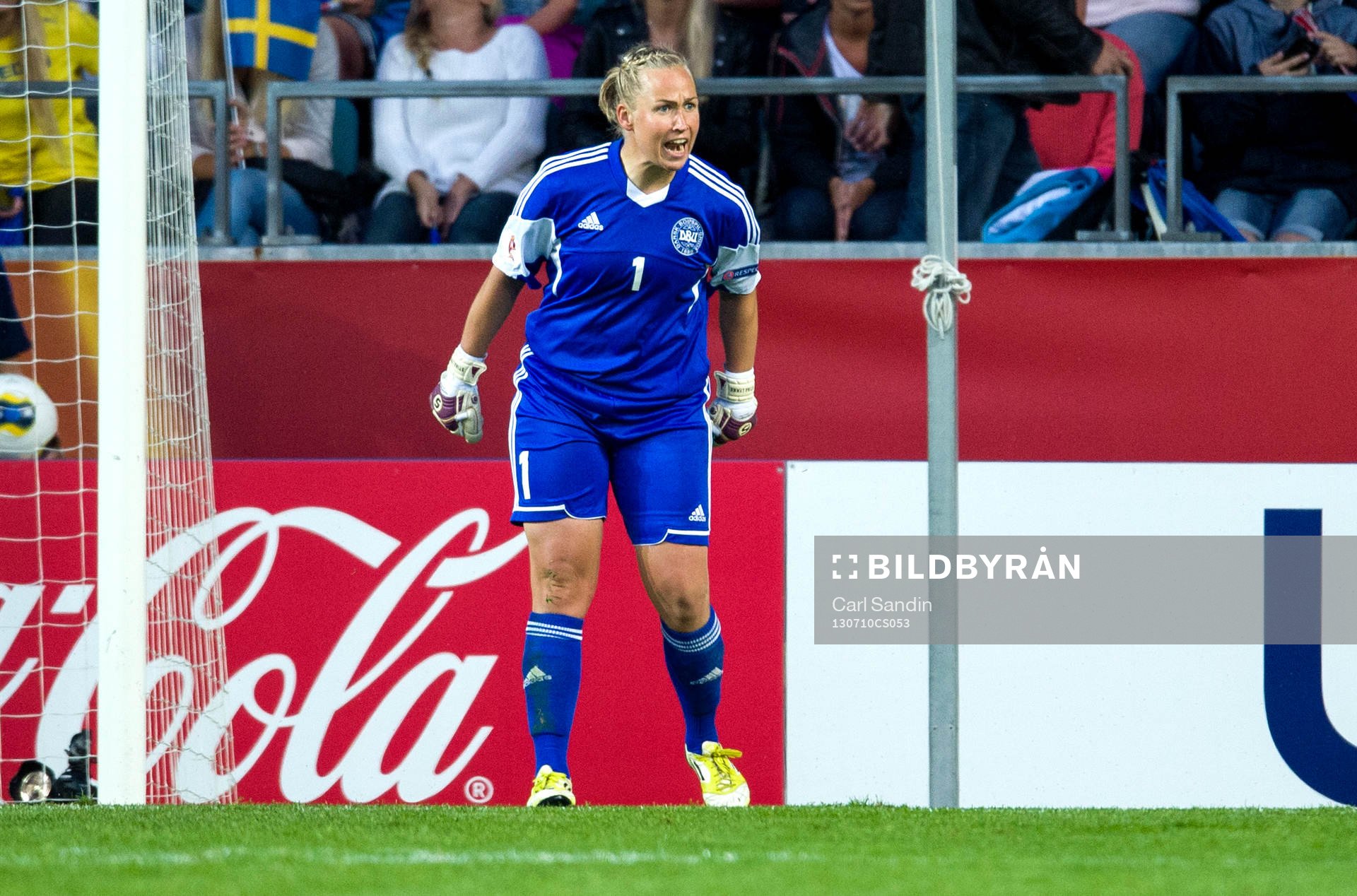 Danmarks målvakt Stina Petersen jublar efter att hon räddat en straff från Sveriges Lotta Schelin i matchen mellan Sverige och Danmark under dam-EM i fotboll 10 juli 2013 i Göteborg.