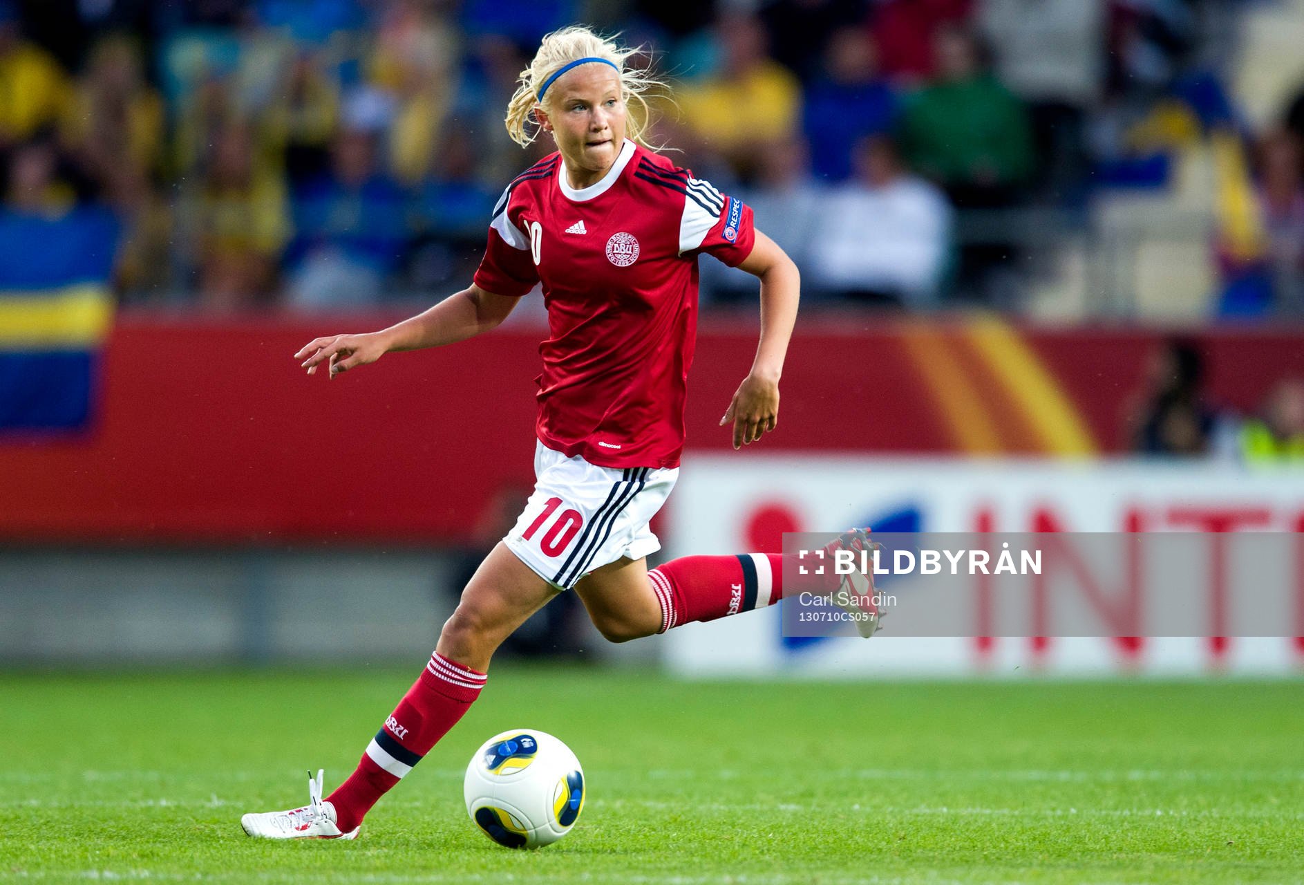 Danmarks Pernille Harder med bollen i matchen mellan