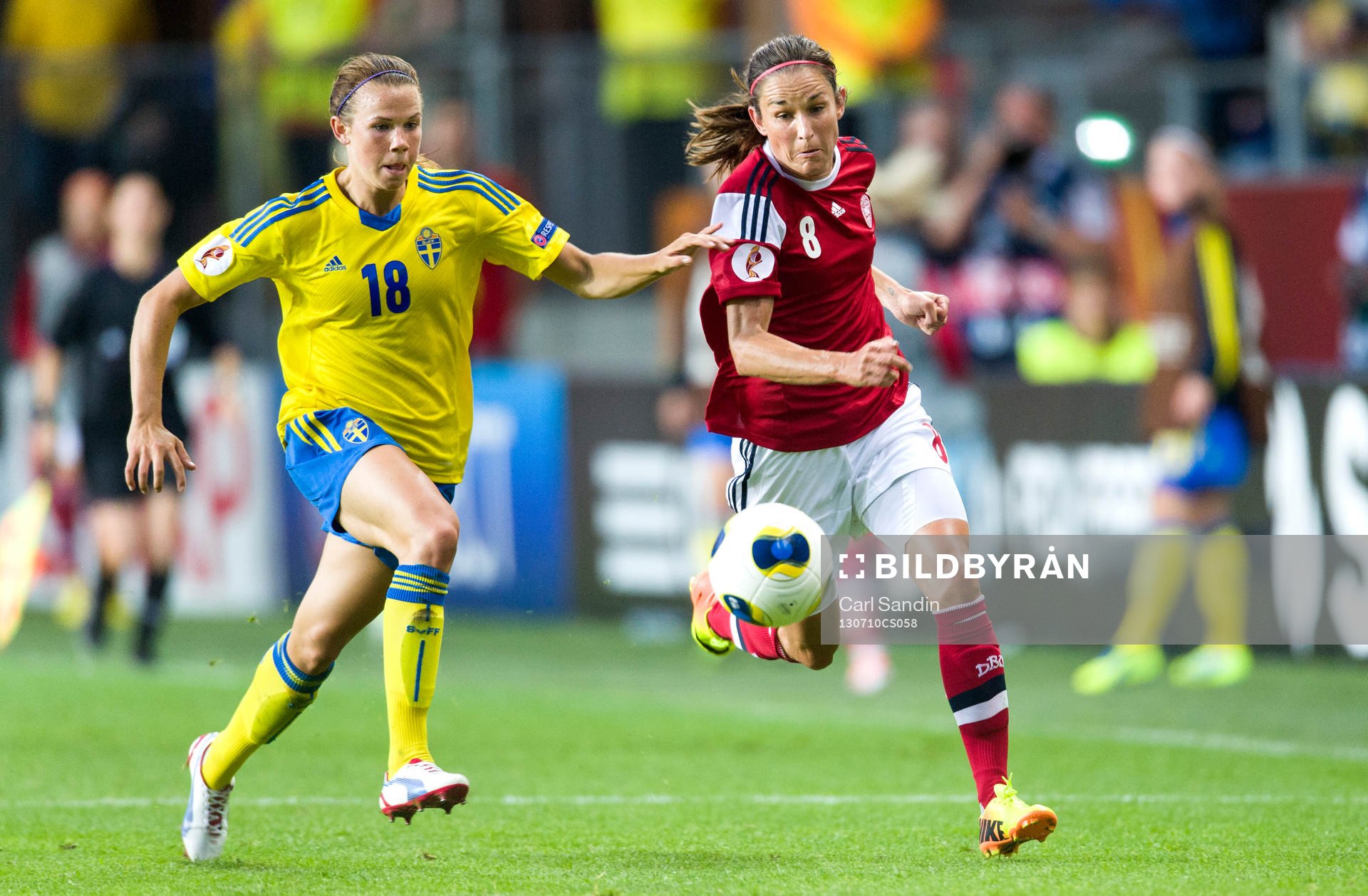 Sveriges Jessica Samuelsson jagar efter Danmarks Julie Rydahl Bukh i matchen mellan Sverige och Danmark under dam-EM i fotboll 10 juli 2013 i Göteborg.