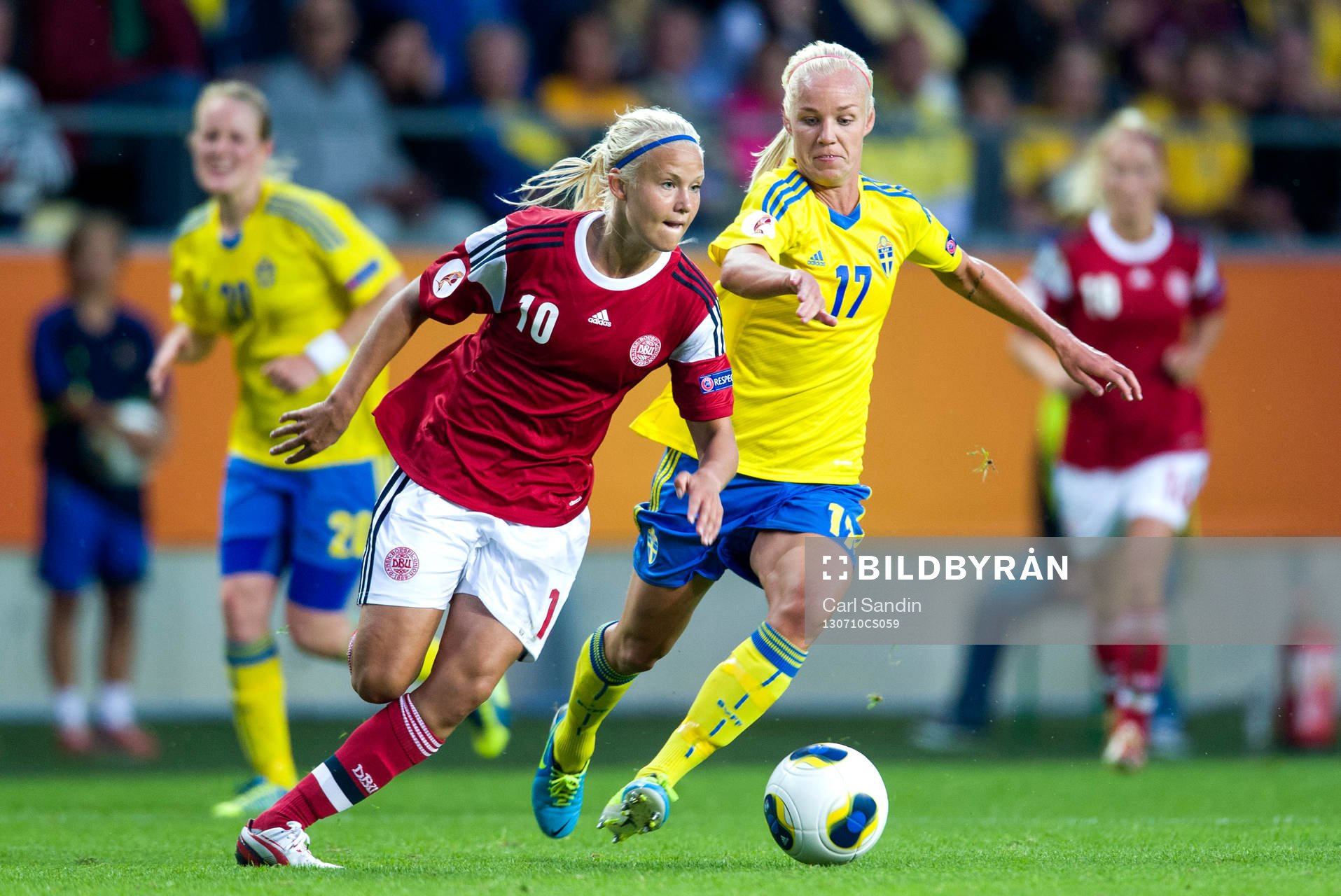 Danmarks Pernille Harder jagas av Sveriges Caroline Seger i