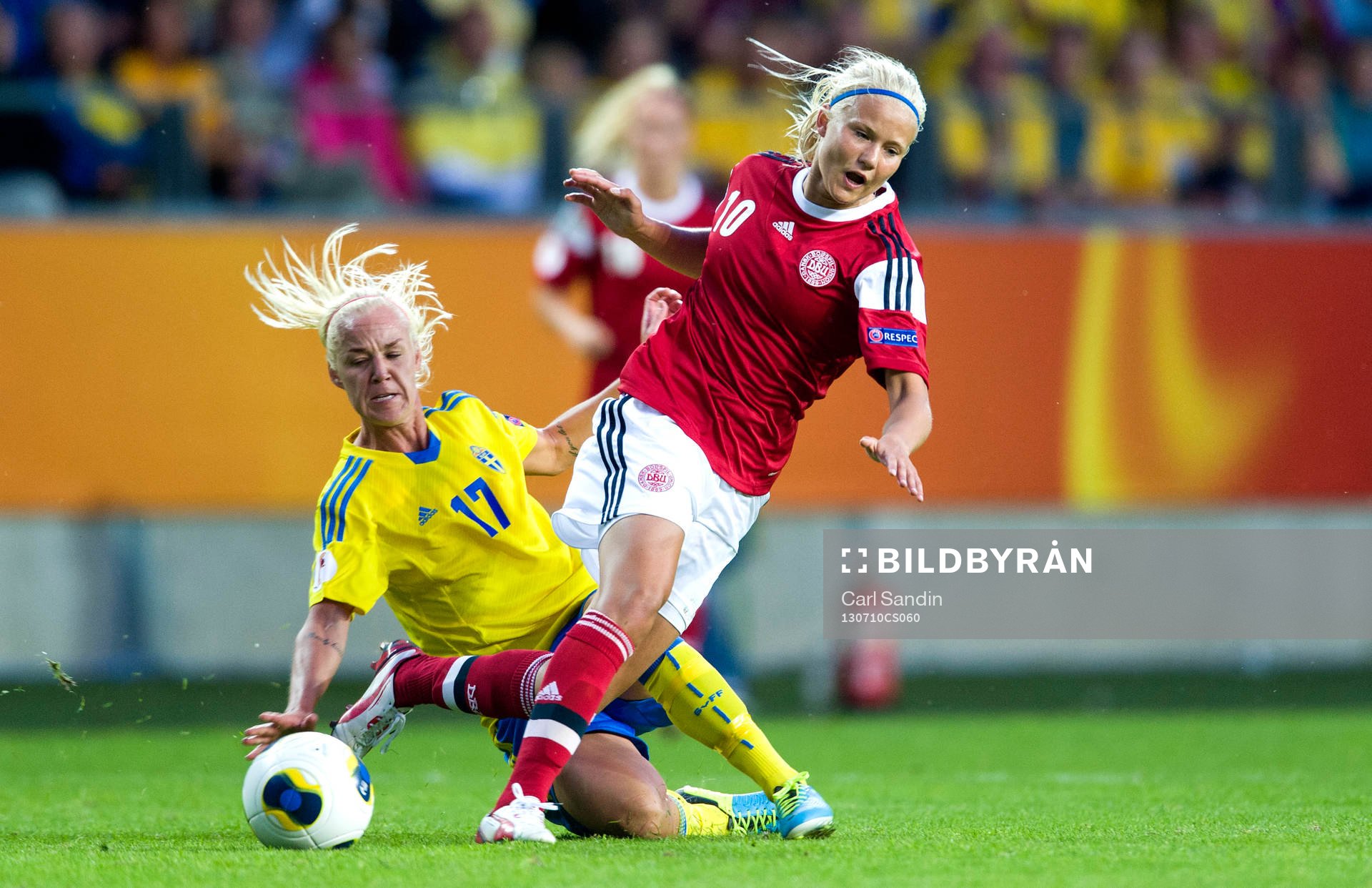 Sveriges Caroline Seger fäller Danmarks Pernille Harder i