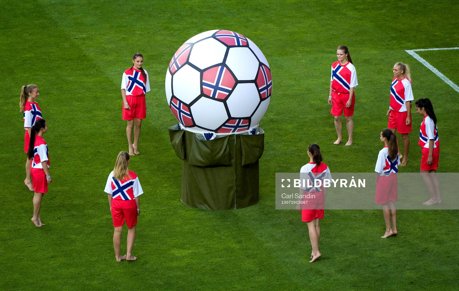 Invigning innan matchen mellan Sverige och Danmark