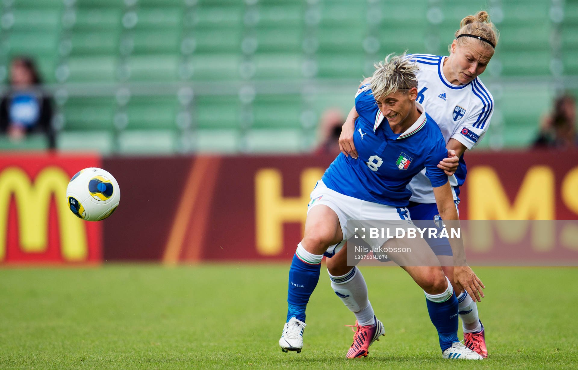 Italiens Melania Gabbiadini och Finlands Laura Kivistö under matchen mellan Italien och Finland under dam-EM i fotboll den 10 juli 2013 i Halmstad.