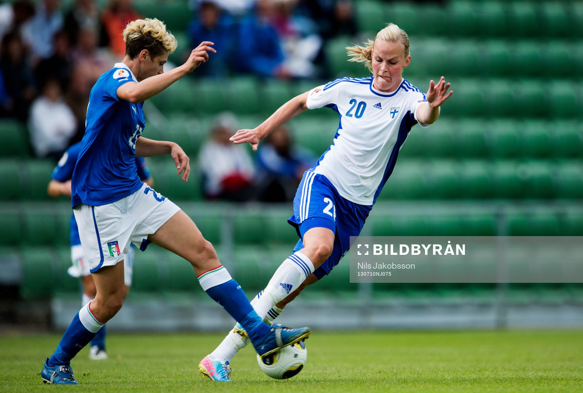 Italiens Cecilia Salvai och Finlands Emmi Alanen