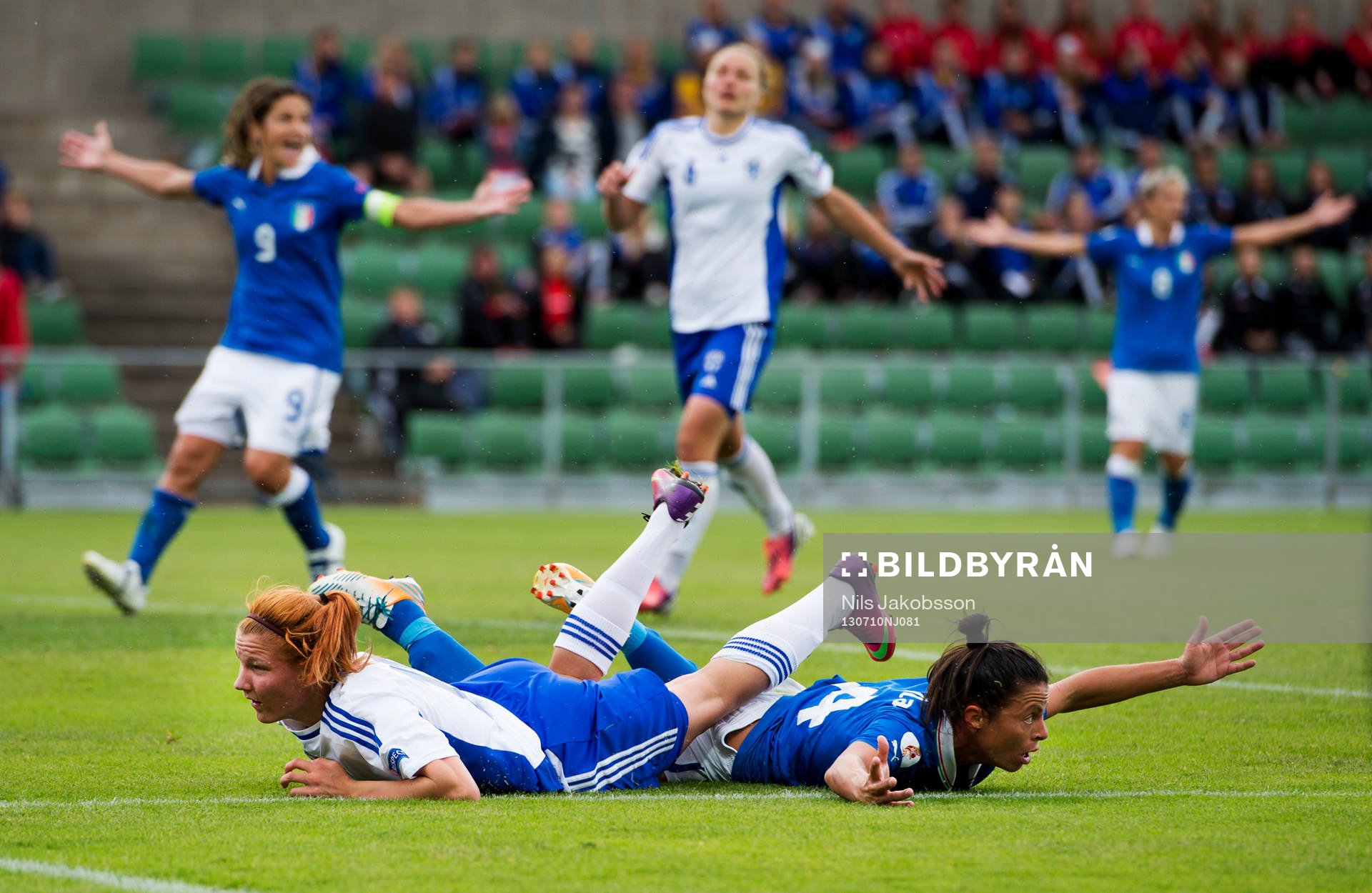 Finlands Natalia Kuikka ramlar över Italiens Sandy Iannella under matchen mellan Italien och Finland under dam-EM i fotboll den 10 juli 2013 i Halmstad.