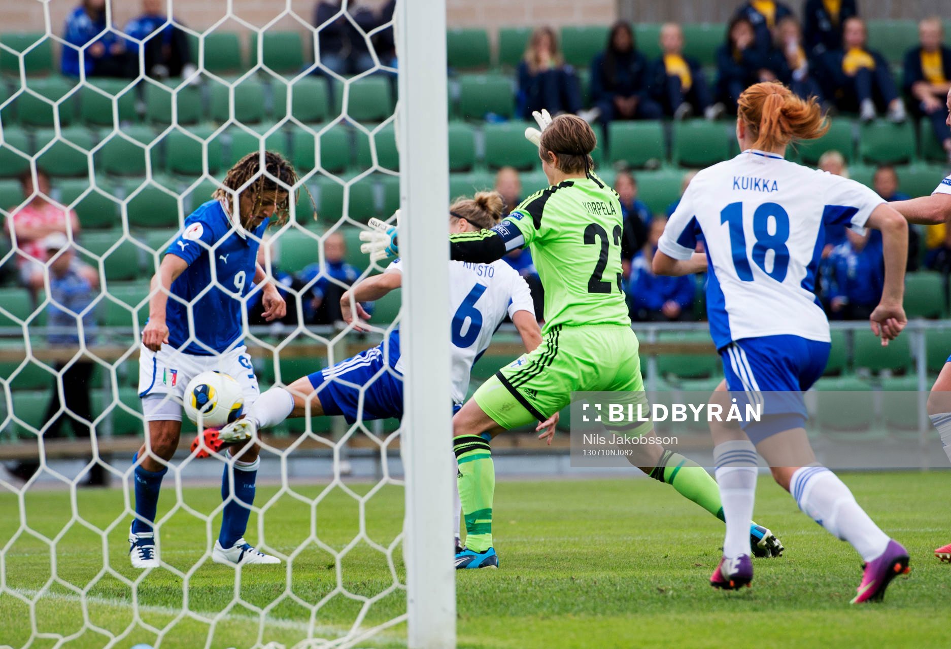 Italiens Patrizia Panicio är nära att göra mål men Finlands Laura Kivistö hinner emellan under matchen mellan Italien och Finland under dam-EM i fotboll den 10 juli 2013 i Halmstad.