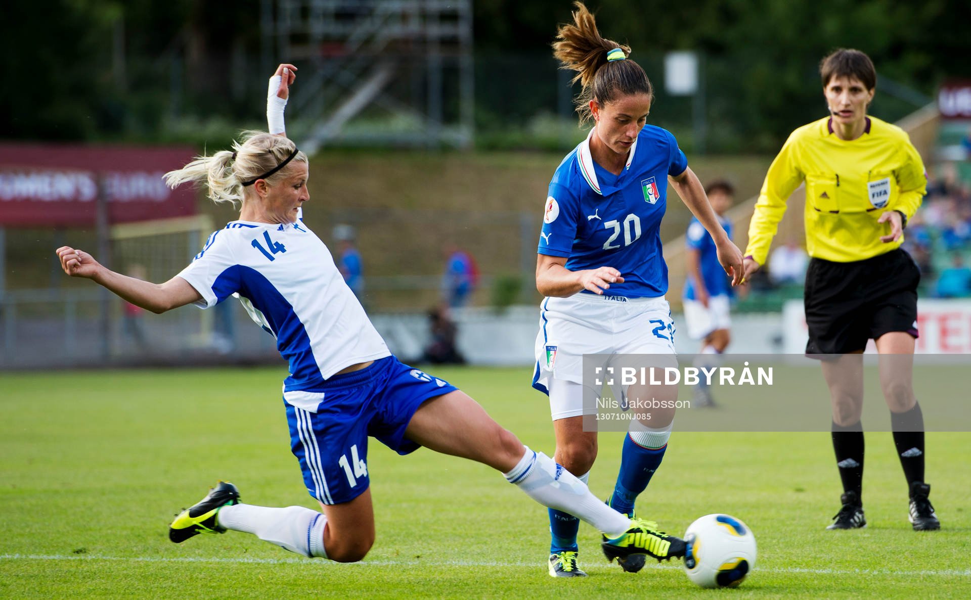 Finlands Sanna Talonen bryter framför Italiens Raffaella