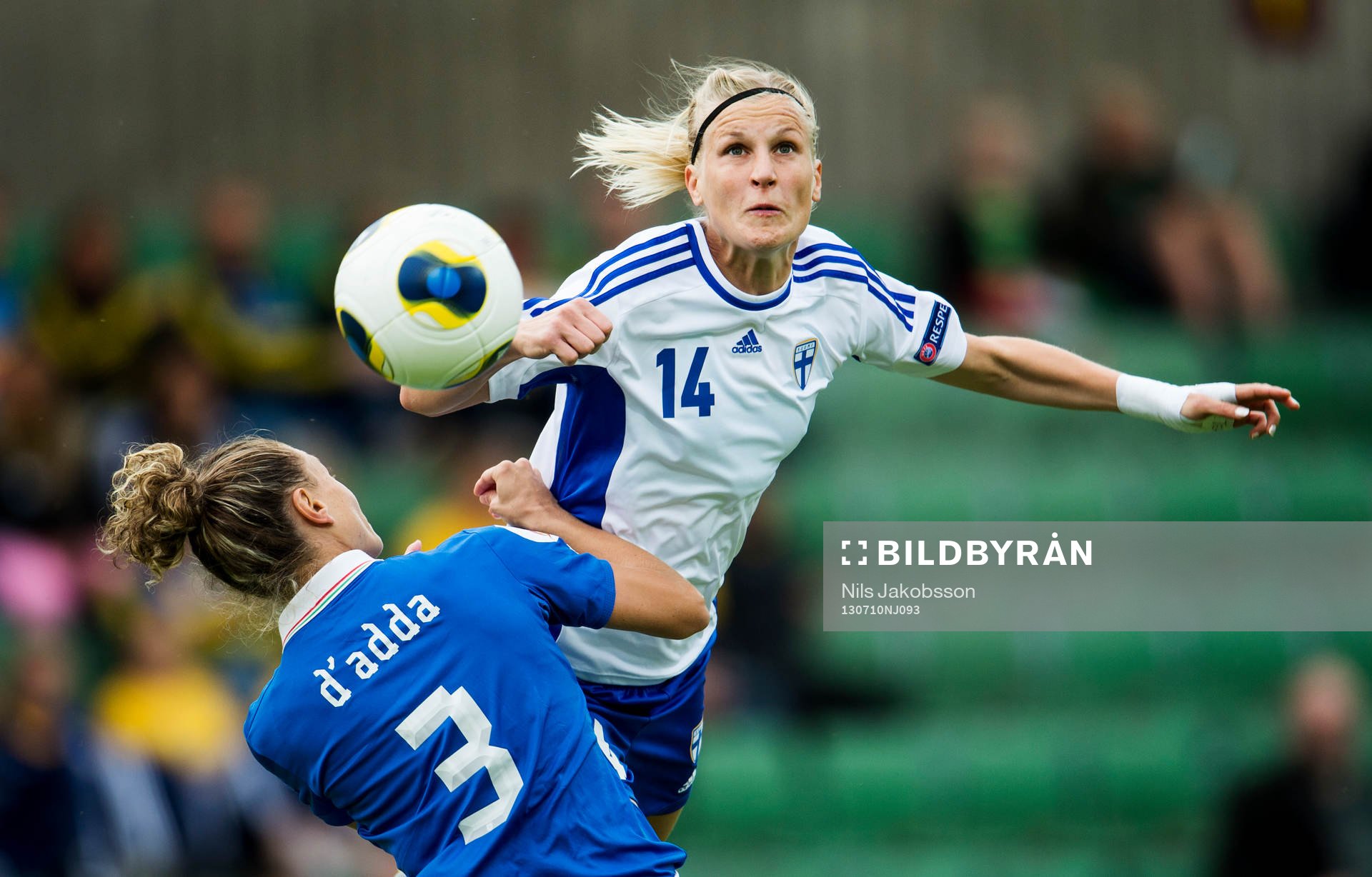  Italiens Roberta D´Adda och Finlands Sanna Talonen under matchen mellan Italien och Finland under dam-EM i fotboll den 10 juli 2013 i Halmstad.