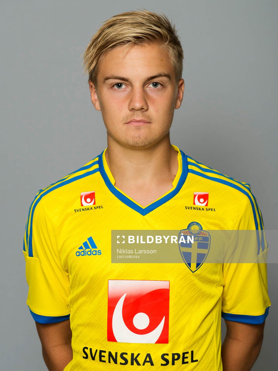 Oskar Ålgars spelar i det svenska P17 landslaget i fotboll