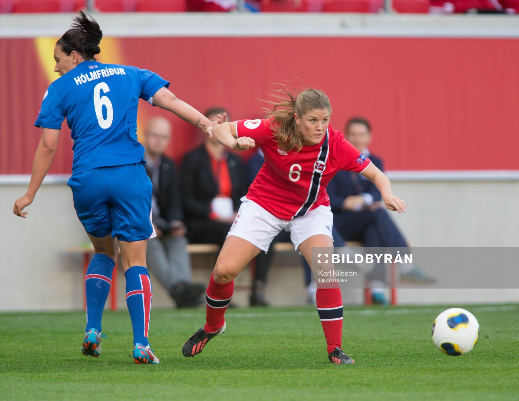 Fotboll, dam-EM, Norge - Island:  Hólmfrídur Magnúsdóttir, island, Maren Mjelde, Norge, 