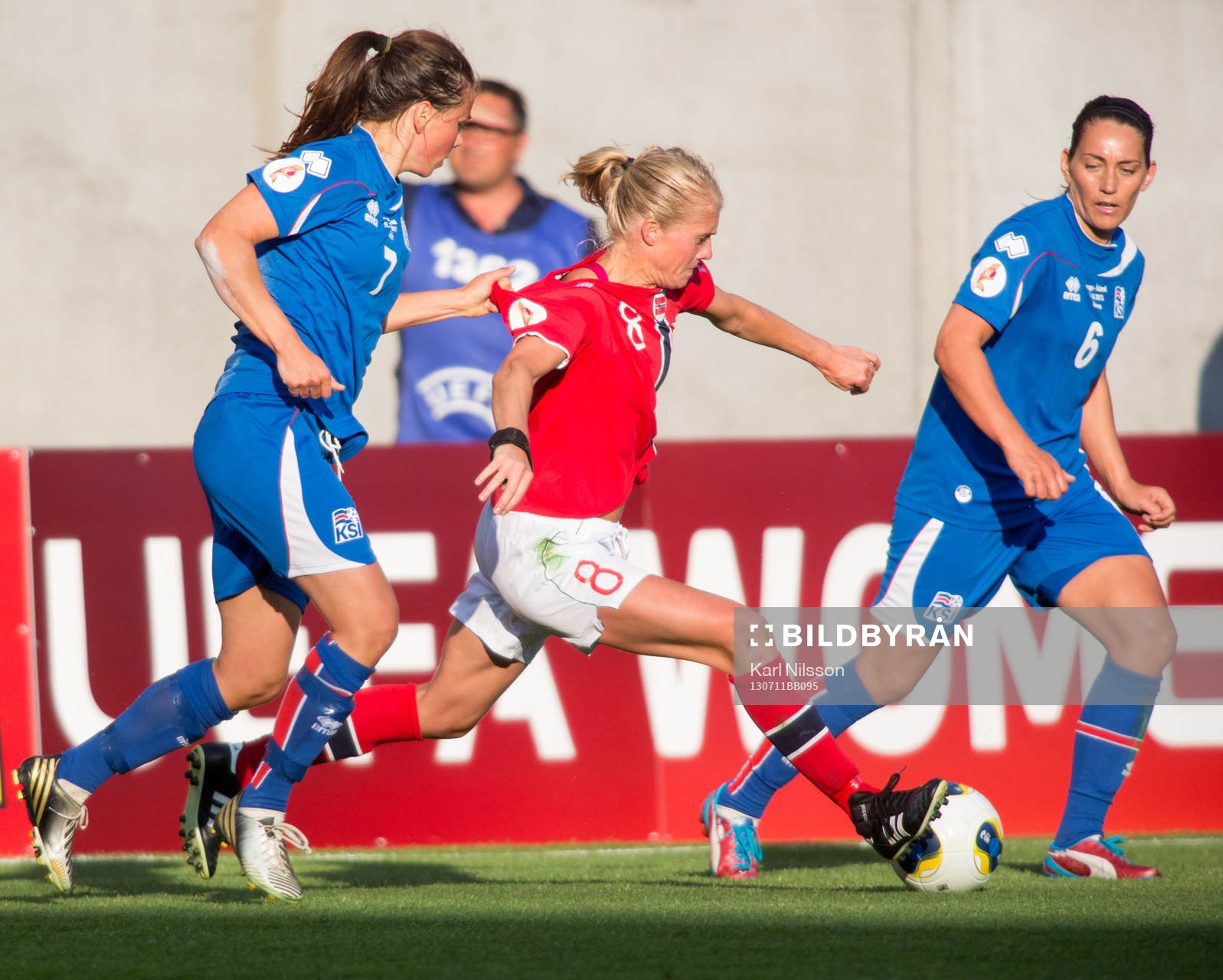 Fotboll, dam-EM, Norge - Island:  Sara Bjork Gunnarsdóttir, island, Solveig Gulbrandsen, Norge, Hólmfrídur Magnúsdóttir, island, 