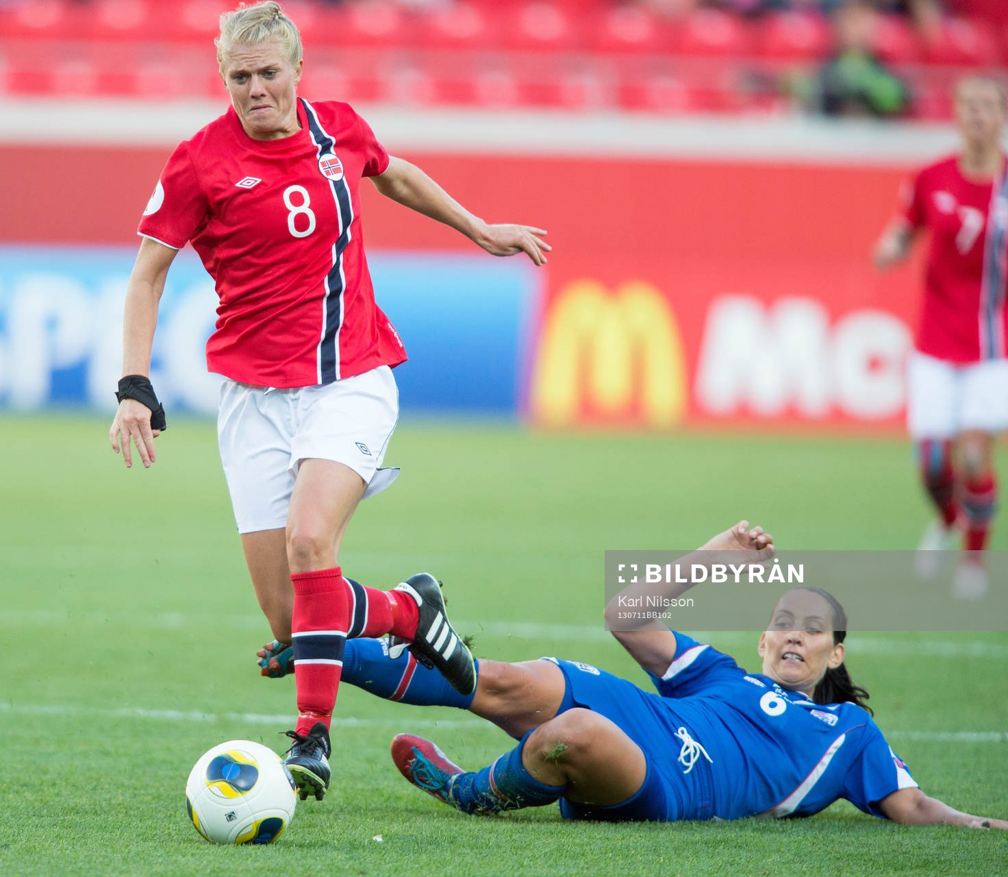 Fotboll, dam-EM, Norge - Island:  Solveig Gulbrandsen, Norge, Hólmfrídur Magnúsdóttir, island, 