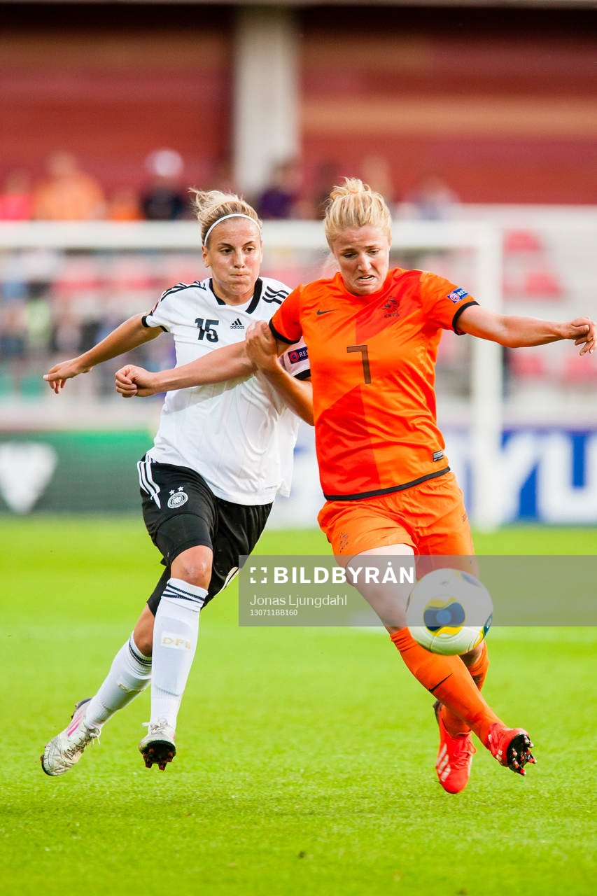 Tysklands Jennifer Cramer tar tag i Hollands Kirsten van de