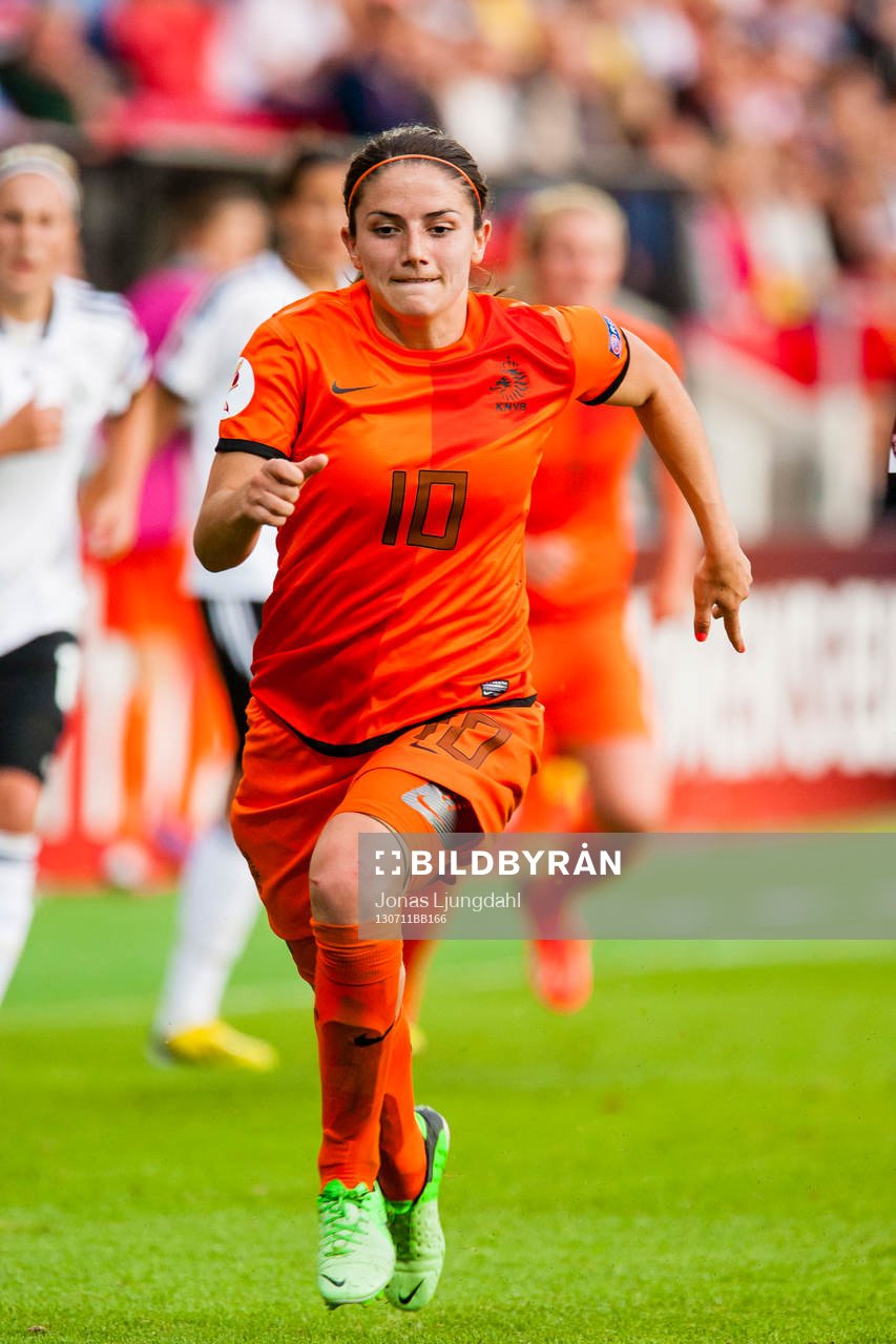 Hollands Danielle van de Donk jagar bollen i matchen mellan