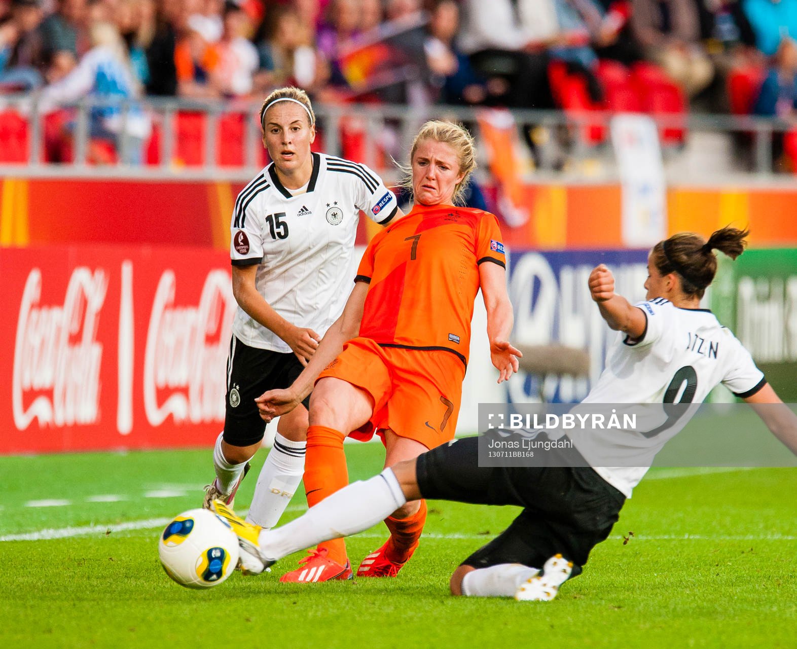 Tysklands Lena Lotzen bryter en passning från Hollands