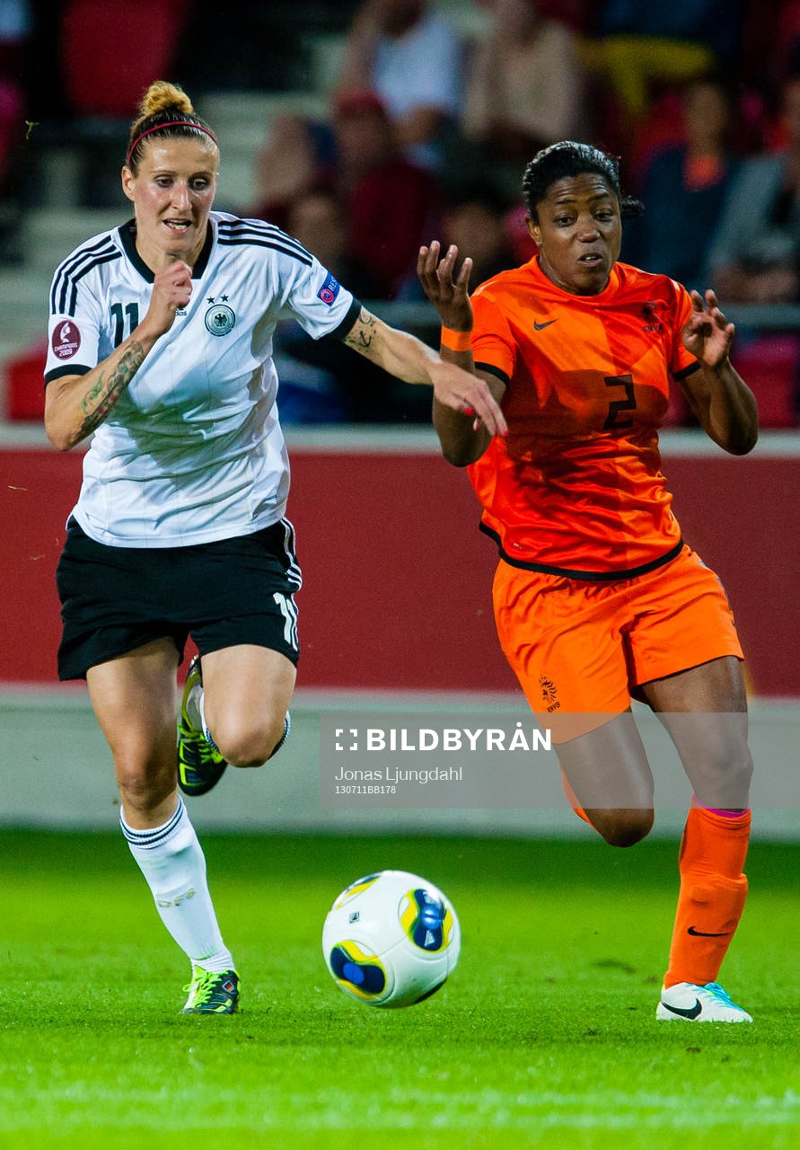 Tysklands Anja Mittag och Hollands Dyanne Bito jagar bollen i matchen mellan Tyskland och Holland under dam-EM i fotboll 11 juli 2013 i Växjö 