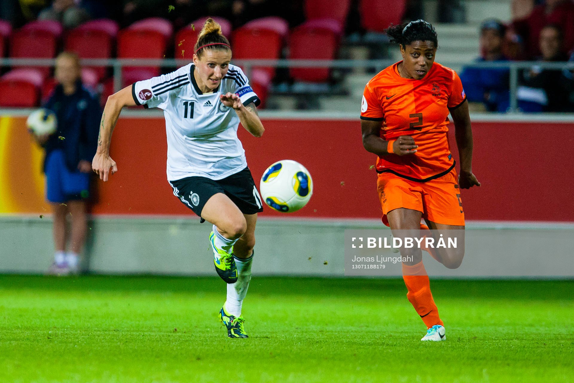 Tysklands Anja Mittag och Hollands Dyanne Bito jagar bollen i matchen mellan Tyskland och Holland under dam-EM i fotboll 11 juli 2013 i Växjö 